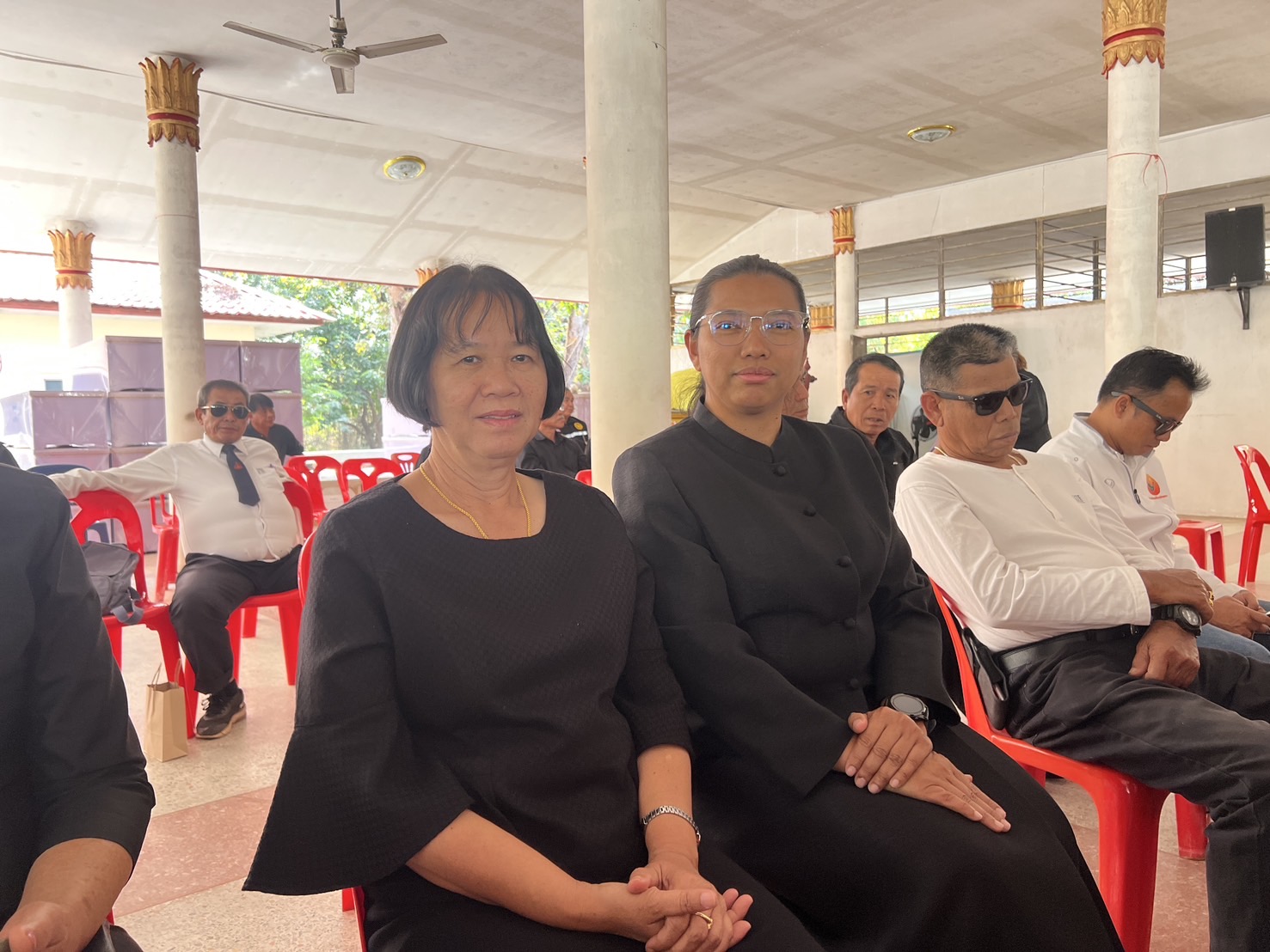 พช.ขอนแก่น : ร่วมพิธีบำเพ็ญกุศลทอดผ้าไตรบังสุกุลในพิธีฌาปนกิจศพ คุณแม่ทองพันธ์ อุทธา มารดาของ นางจิตราภรณ์ ศรีอ่อน พัฒนาการอำเภอมัญจาคีรี สำนักงานพัฒนาชุมชนอำเภอมัญจาคีรี