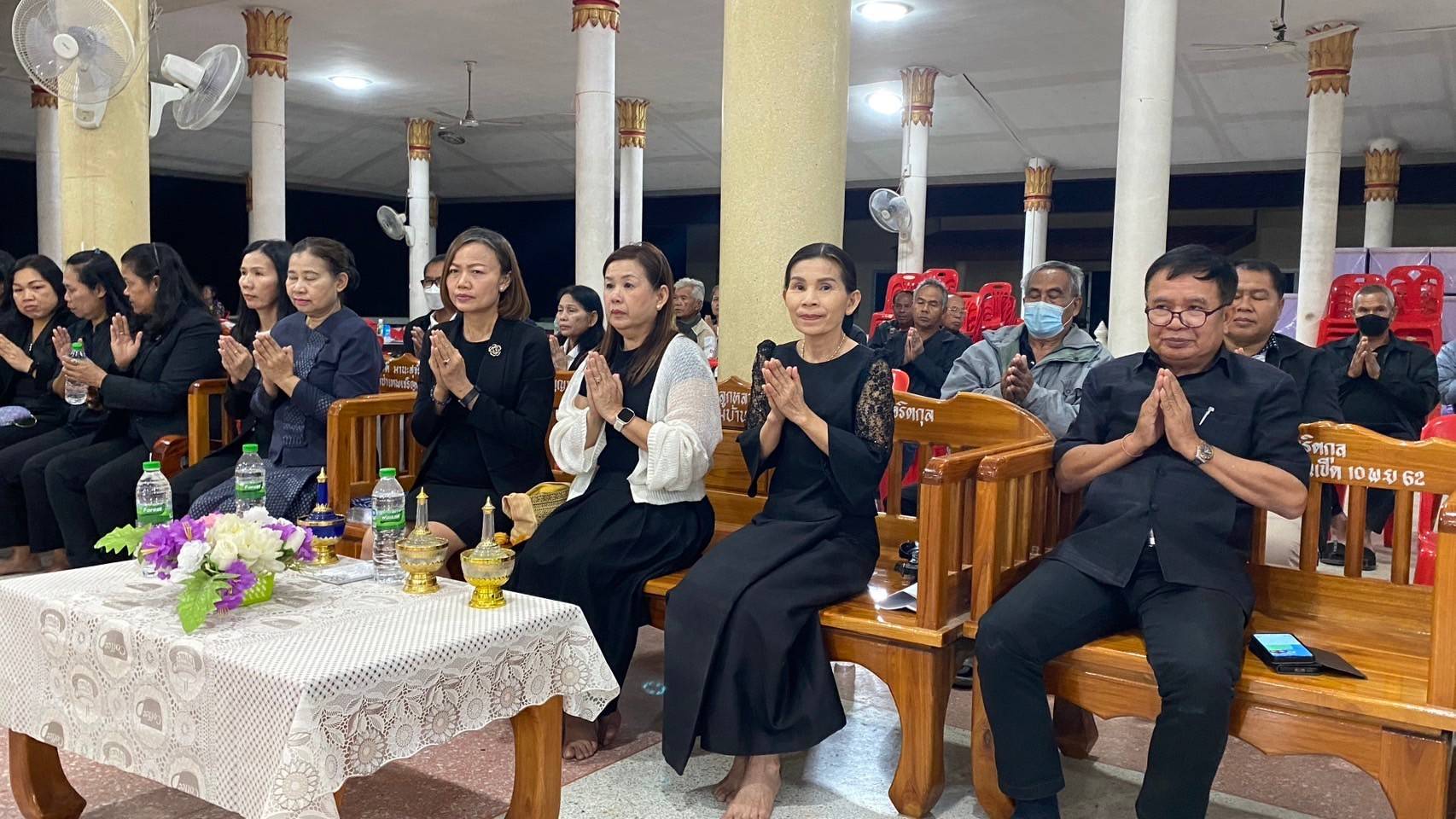 พช.ขอนแก่น : ร่วมเป็นเจ้าภาพฟังสวดพระอภิธรรม คุณแม่ทองพันธ์ อุทธา มารดาของ นางจิตราภรณ์ ศรีอ่อน พัฒนาการอำเภอมัญจาคีรี สำนักงานพัฒนาชุมชนอำเภอมัญจาคีรี