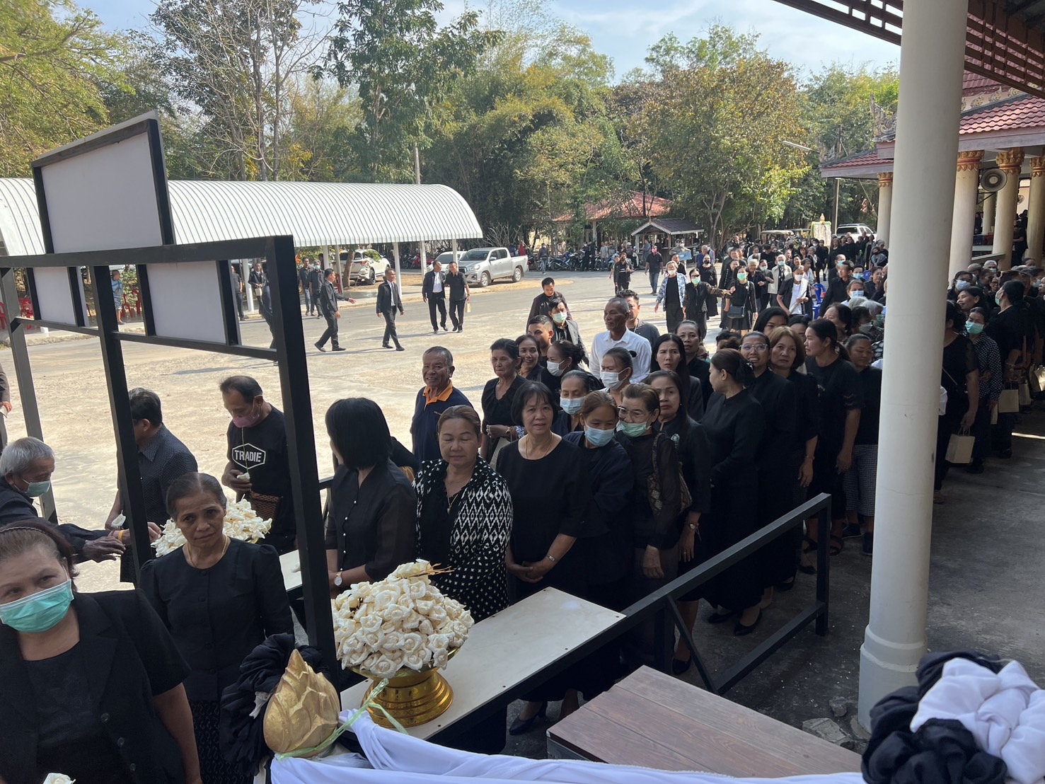 พช.ขอนแก่น : ร่วมพิธีบำเพ็ญกุศลทอดผ้าไตรบังสุกุลในพิธีฌาปนกิจศพ คุณแม่ทองพันธ์ อุทธา มารดาของ นางจิตราภรณ์ ศรีอ่อน พัฒนาการอำเภอมัญจาคีรี สำนักงานพัฒนาชุมชนอำเภอมัญจาคีรี