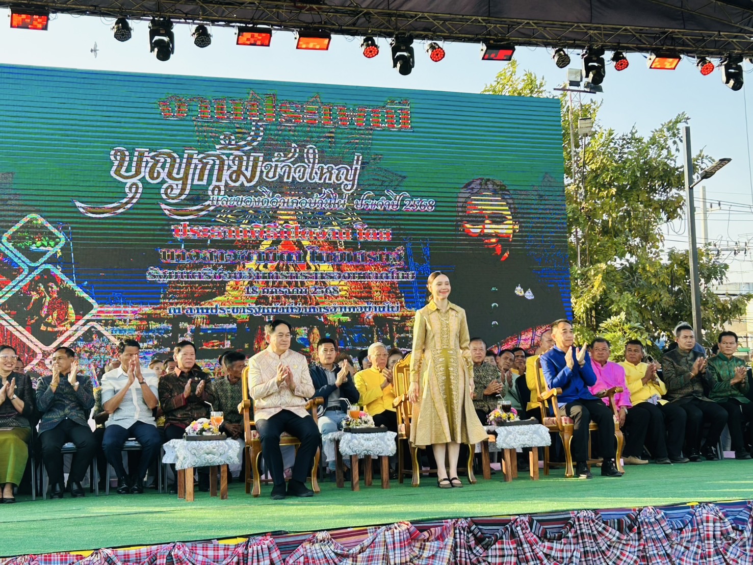 จังหวัดขอนแก่น : ต้อนรับรัฐมนตรีช่วยว่าการกระทรวงมหาดไทย (นางสาว ชาบีดา ไทยเศรษฐ์) ประธานในงาน “ประเพณีบุญกุ้มข้าวใหญ่และของดีอำเภอบ้านไผ่ ประจำปี 2568