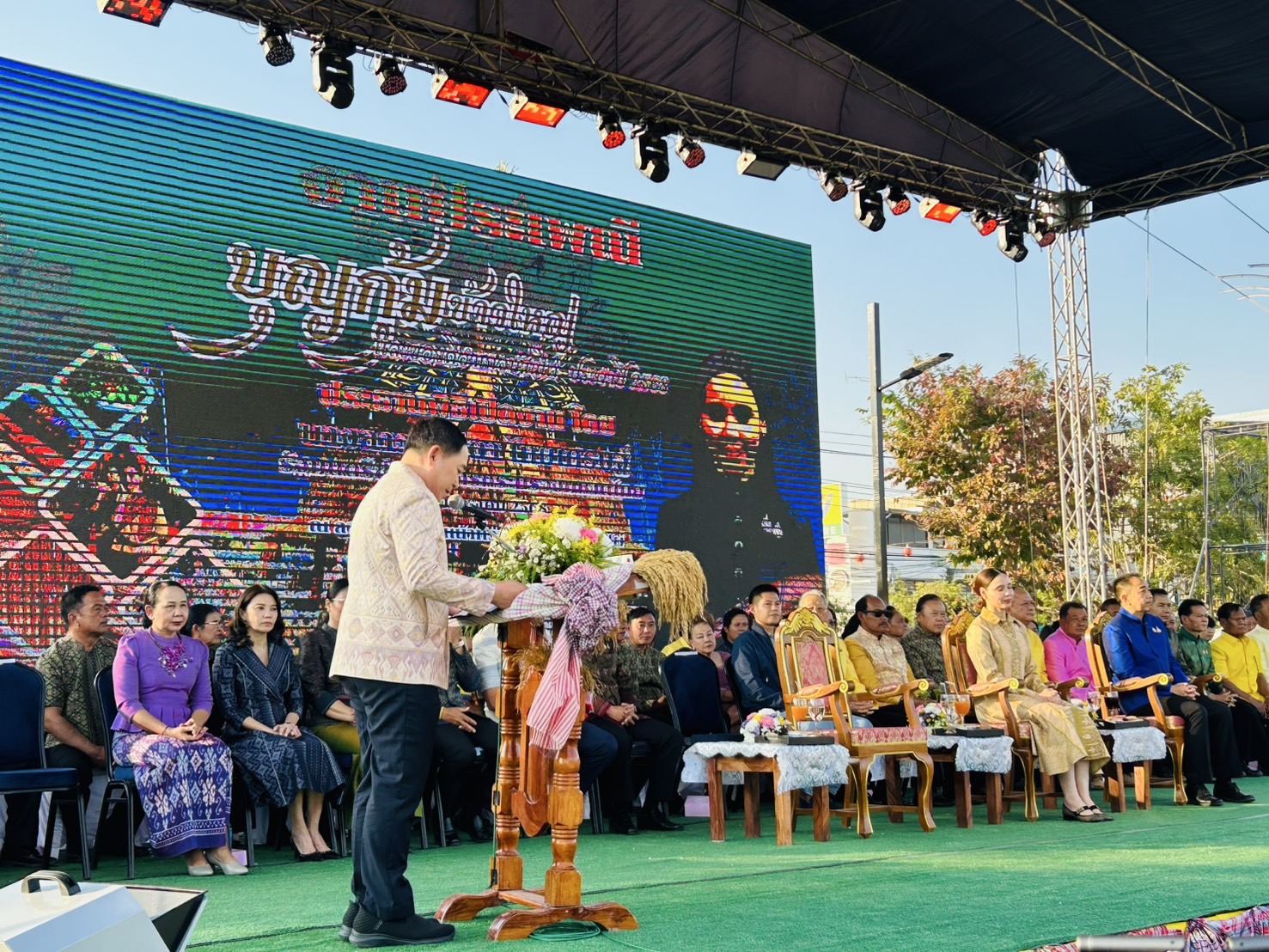 จังหวัดขอนแก่น : ต้อนรับรัฐมนตรีช่วยว่าการกระทรวงมหาดไทย (นางสาว ชาบีดา ไทยเศรษฐ์) ประธานในงาน “ประเพณีบุญกุ้มข้าวใหญ่และของดีอำเภอบ้านไผ่ ประจำปี 2568