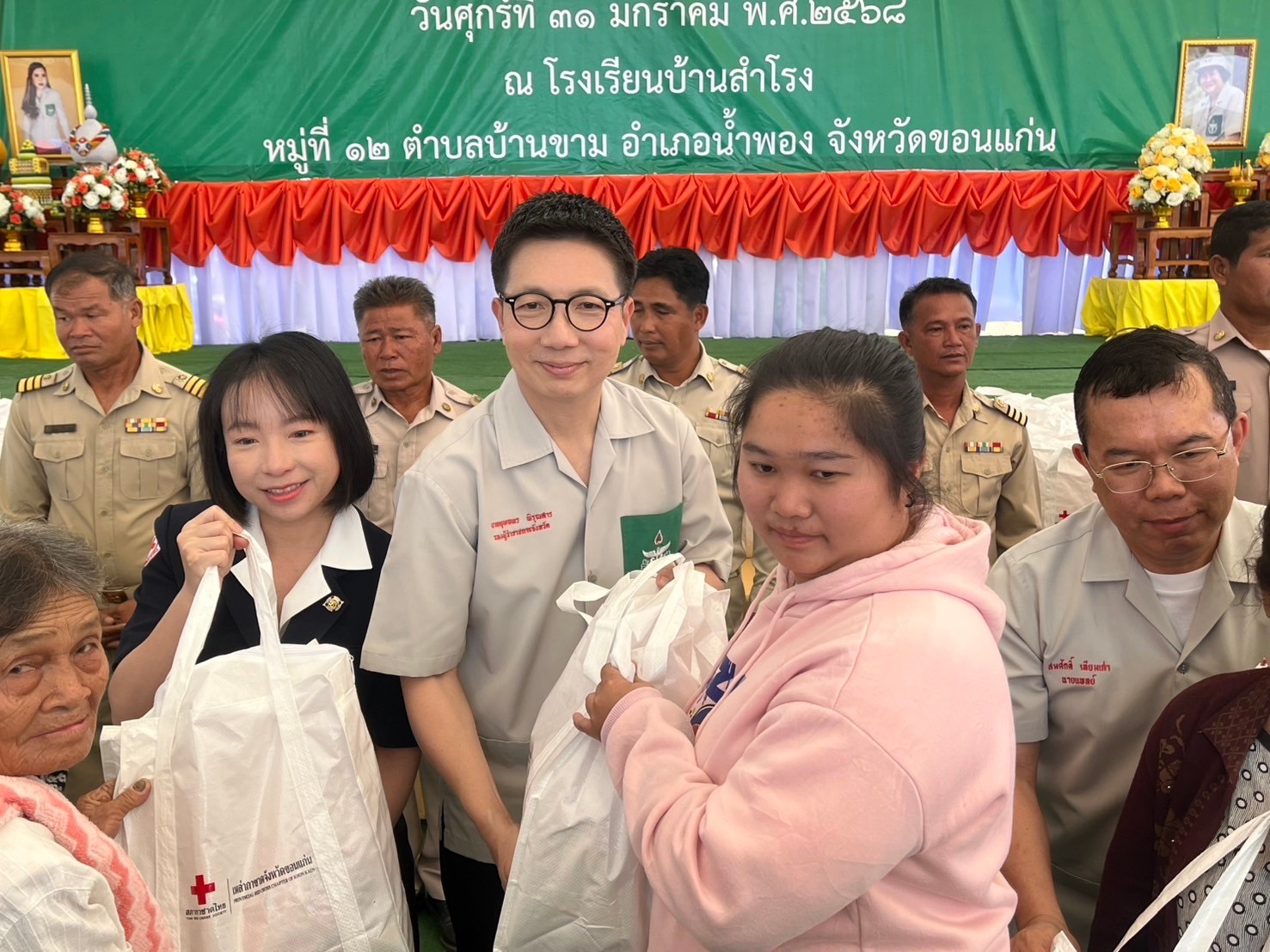 จังหวัดขอนแก่น : ออกหน่วยแพทย์เคลื่อนที่ พอ.สว. และโครงการหน่วยบำบัดทุกข์ บำรุงสุข สร้างรอยยิ้มให้กับประชาชน อำเภอน้ำพอง ณ โรงเรียนบ้านสำโรง หมู่ที่ 12 ตำบลบ้านขาม อำเภอน้ำพอง จังหวัดขอนแก่น