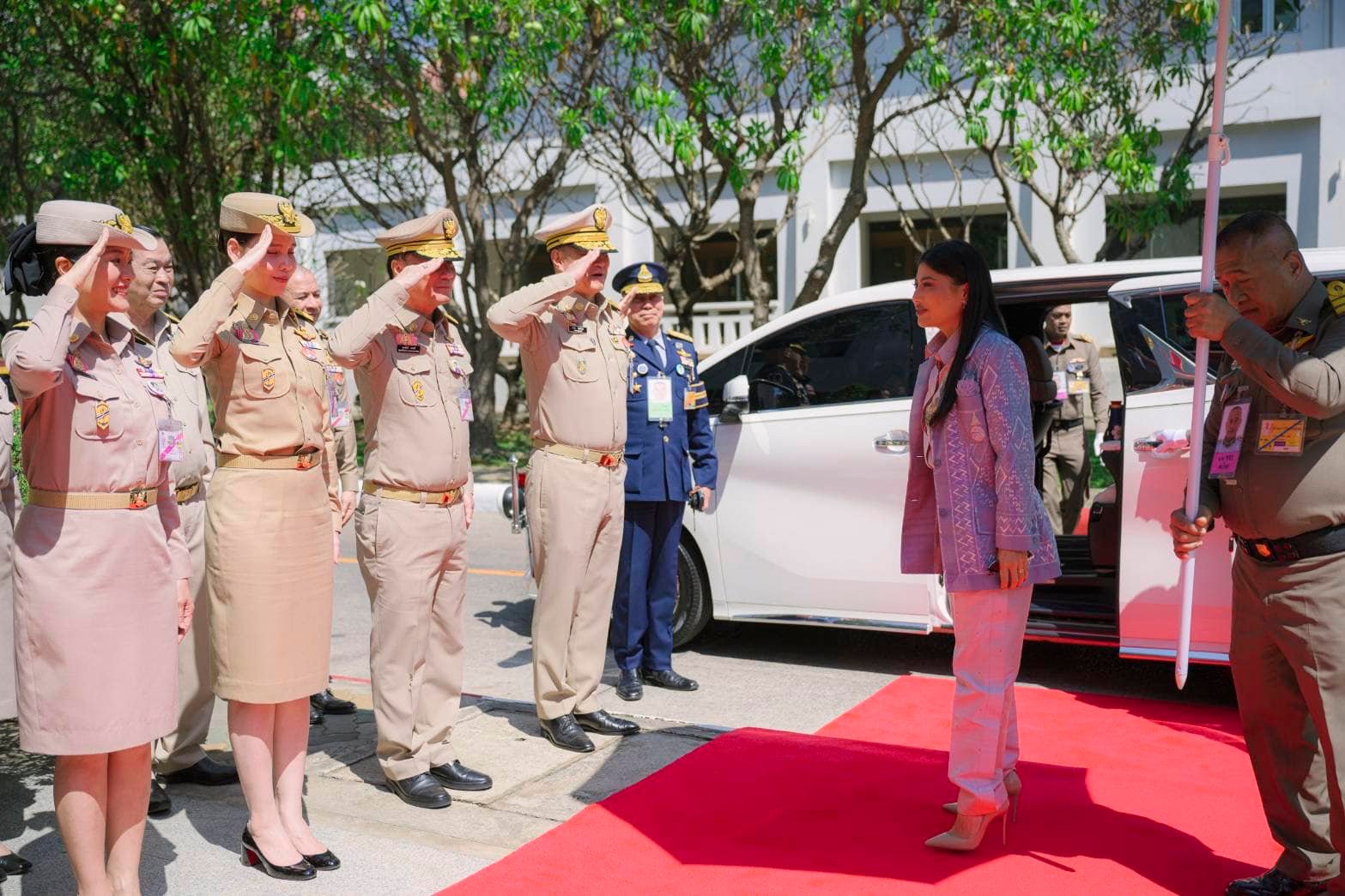 พช.ขอนแก่น : สมเด็จพระเจ้าลูกเธอ เจ้าฟ้าสิริวัณณวรี นารีรัตนราชกัญญา เสด็จไปทอดพระเนตรนิทรรศการ และการจัดแสดงผลงานภูมิปัญญาผ้าไทย และงานหัตถกรรมชุมชน ภาคตะวันออกเฉียงเหนือ และพระราชทานผ้าลายพระราชทาน “ผ้าลายสิริราชพัสตราภรณ์” แก่รองนายกรัฐมนตรีและรมว.มหาดไทย เพื่อเชิญไปมอบแก่ช่างทอผ้าและช่างหัตถกรรมไทย