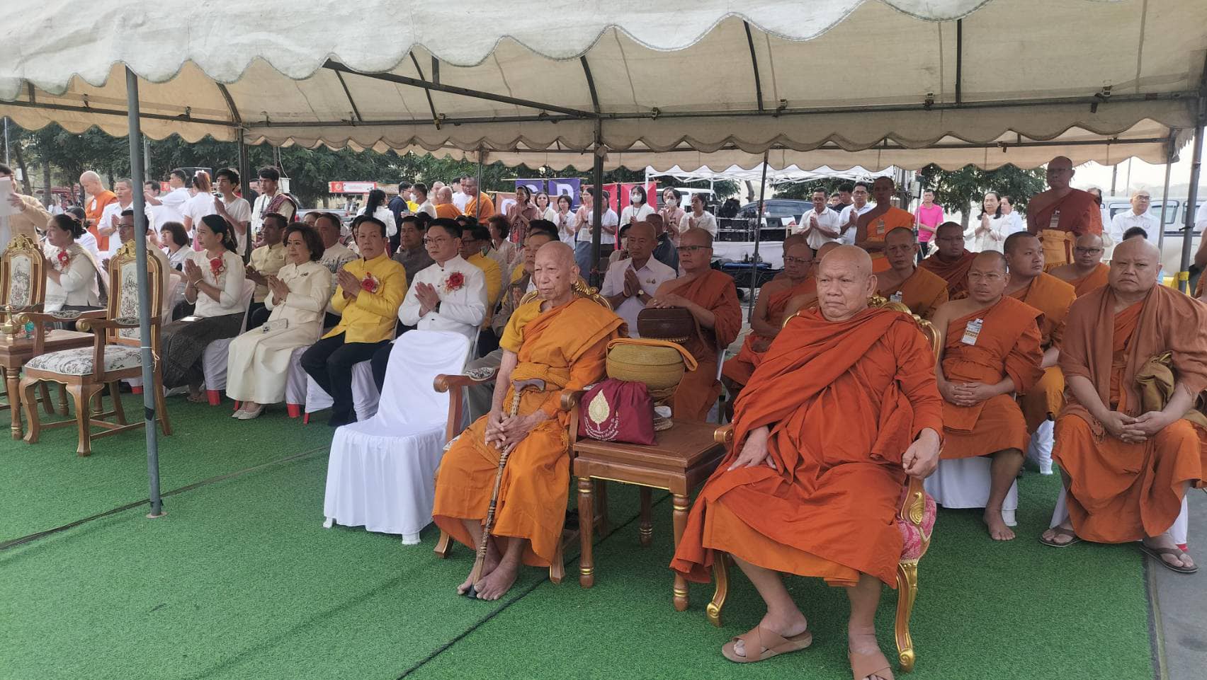พช.ขอนแก่น : ร่วมทำบุญตักบาตรข้าวสารอาหารแห้ง “บิณฑบาตช่วยผู้ยากไร้” ฉลองครบรอบ 234 ปี เมืองขอนแก่น500 ปี พระพุทธพระลับพระคู่เมือง และเพื่อช่วยเหลือผู้ยากไร้อำเภอเมืองขอนแก่น ตักบาตรพระสงฆ์ 1,234 รูป