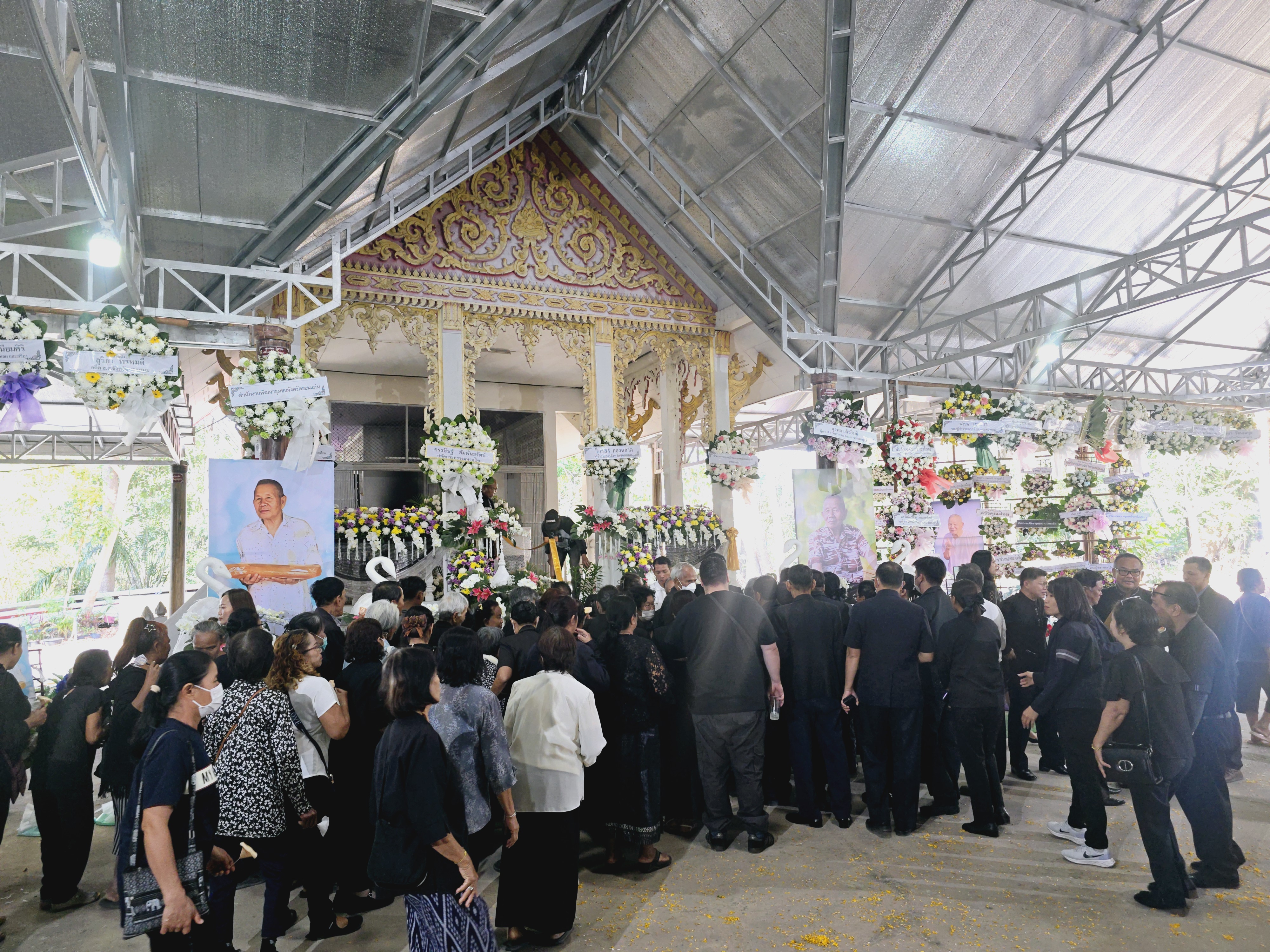 พช.ขอนแก่น : ร่วมพิธีบำเพ็ญกุศลทอดผ้าไตรบังสุกุลในพิธีฌาปนกิจศพ คุณพ่อสมบท มีด้วง บิดาของนางจิรภา เชื้อดวงผุยพัฒนาการจังหวัดขอนแก่น สำนักงานพัฒนาชุมชนจังหวัดขอนแก่น