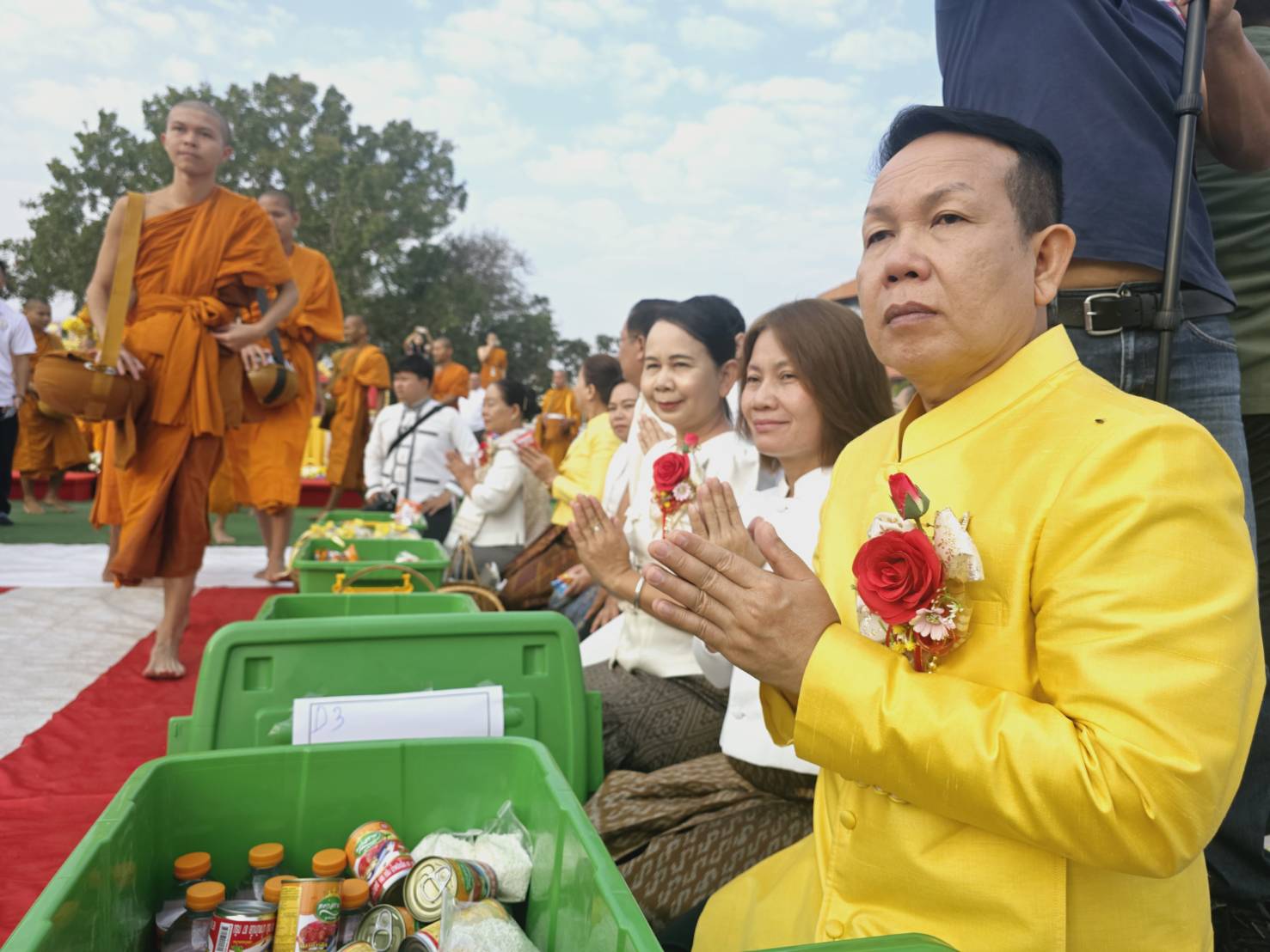 พช.ขอนแก่น : ร่วมทำบุญตักบาตรข้าวสารอาหารแห้ง “บิณฑบาตช่วยผู้ยากไร้” ฉลองครบรอบ 234 ปี เมืองขอนแก่น500 ปี พระพุทธพระลับพระคู่เมือง และเพื่อช่วยเหลือผู้ยากไร้อำเภอเมืองขอนแก่น ตักบาตรพระสงฆ์ 1,234 รูป