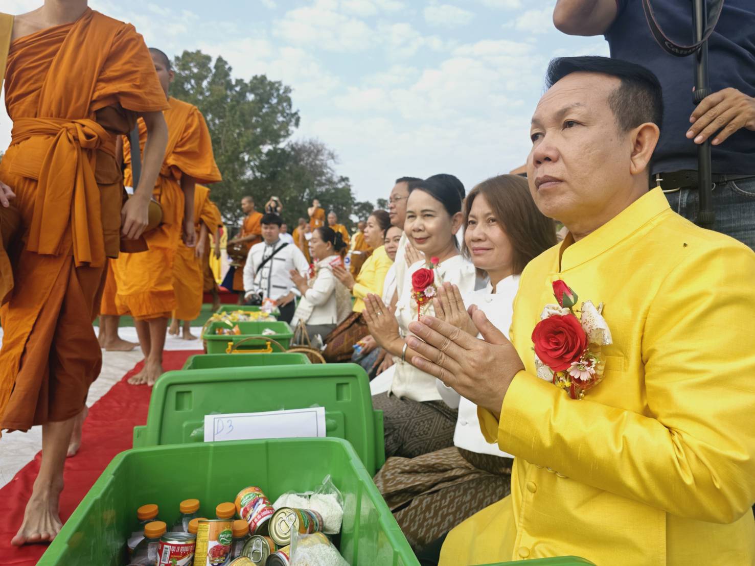 พช.ขอนแก่น : ร่วมทำบุญตักบาตรข้าวสารอาหารแห้ง “บิณฑบาตช่วยผู้ยากไร้” ฉลองครบรอบ 234 ปี เมืองขอนแก่น500 ปี พระพุทธพระลับพระคู่เมือง และเพื่อช่วยเหลือผู้ยากไร้อำเภอเมืองขอนแก่น ตักบาตรพระสงฆ์ 1,234 รูป