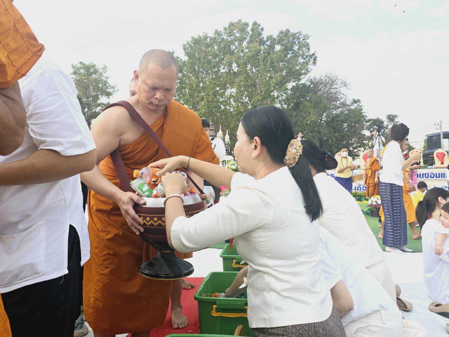 พช.ขอนแก่น : ร่วมทำบุญตักบาตรข้าวสารอาหารแห้ง “บิณฑบาตช่วยผู้ยากไร้” ฉลองครบรอบ 234 ปี เมืองขอนแก่น500 ปี พระพุทธพระลับพระคู่เมือง และเพื่อช่วยเหลือผู้ยากไร้อำเภอเมืองขอนแก่น ตักบาตรพระสงฆ์ 1,234 รูป