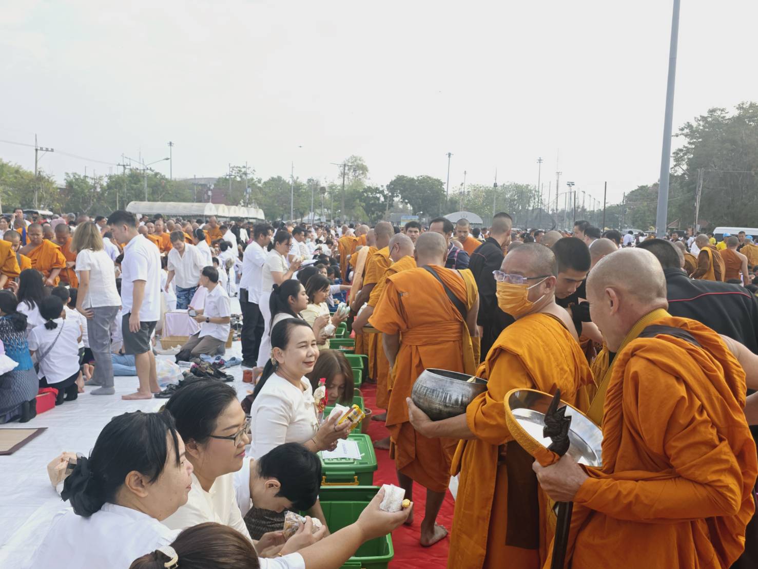 พช.ขอนแก่น : ร่วมทำบุญตักบาตรข้าวสารอาหารแห้ง “บิณฑบาตช่วยผู้ยากไร้” ฉลองครบรอบ 234 ปี เมืองขอนแก่น500 ปี พระพุทธพระลับพระคู่เมือง และเพื่อช่วยเหลือผู้ยากไร้อำเภอเมืองขอนแก่น ตักบาตรพระสงฆ์ 1,234 รูป