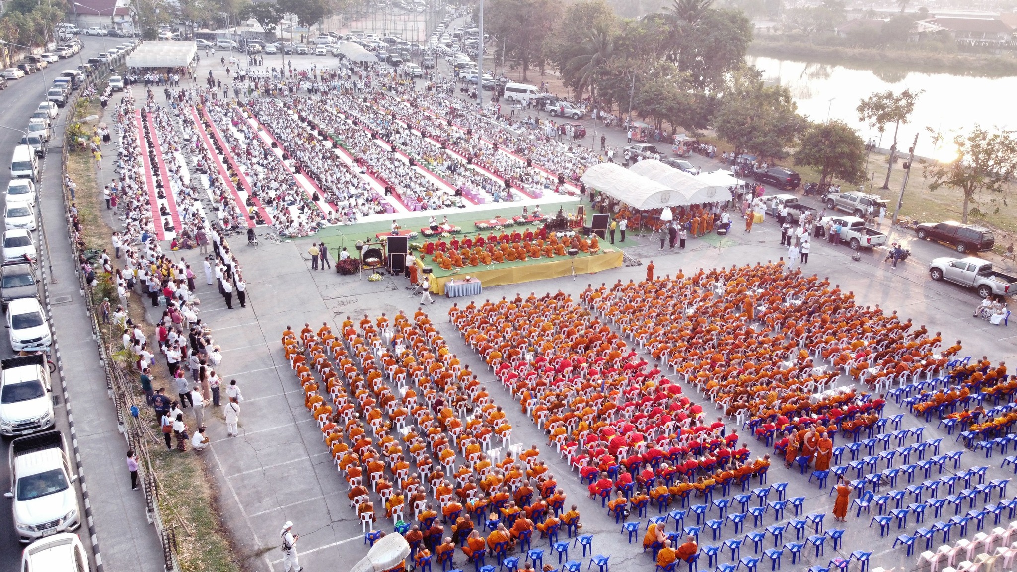 พช.ขอนแก่น : ร่วมทำบุญตักบาตรข้าวสารอาหารแห้ง “บิณฑบาตช่วยผู้ยากไร้” ฉลองครบรอบ 234 ปี เมืองขอนแก่น500 ปี พระพุทธพระลับพระคู่เมือง และเพื่อช่วยเหลือผู้ยากไร้อำเภอเมืองขอนแก่น ตักบาตรพระสงฆ์ 1,234 รูป