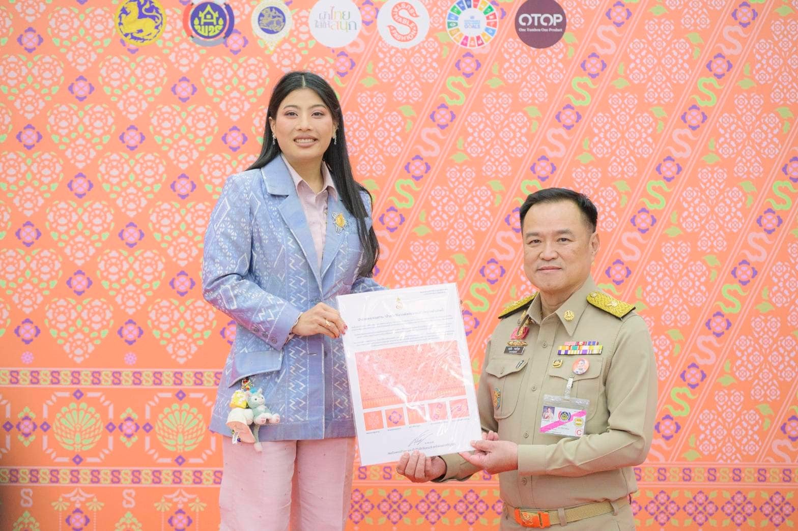 พช.ขอนแก่น : สมเด็จพระเจ้าลูกเธอ เจ้าฟ้าสิริวัณณวรี นารีรัตนราชกัญญา เสด็จไปทอดพระเนตรนิทรรศการ และการจัดแสดงผลงานภูมิปัญญาผ้าไทย และงานหัตถกรรมชุมชน ภาคตะวันออกเฉียงเหนือ และพระราชทานผ้าลายพระราชทาน “ผ้าลายสิริราชพัสตราภรณ์” แก่รองนายกรัฐมนตรีและรมว.มหาดไทย เพื่อเชิญไปมอบแก่ช่างทอผ้าและช่างหัตถกรรมไทย