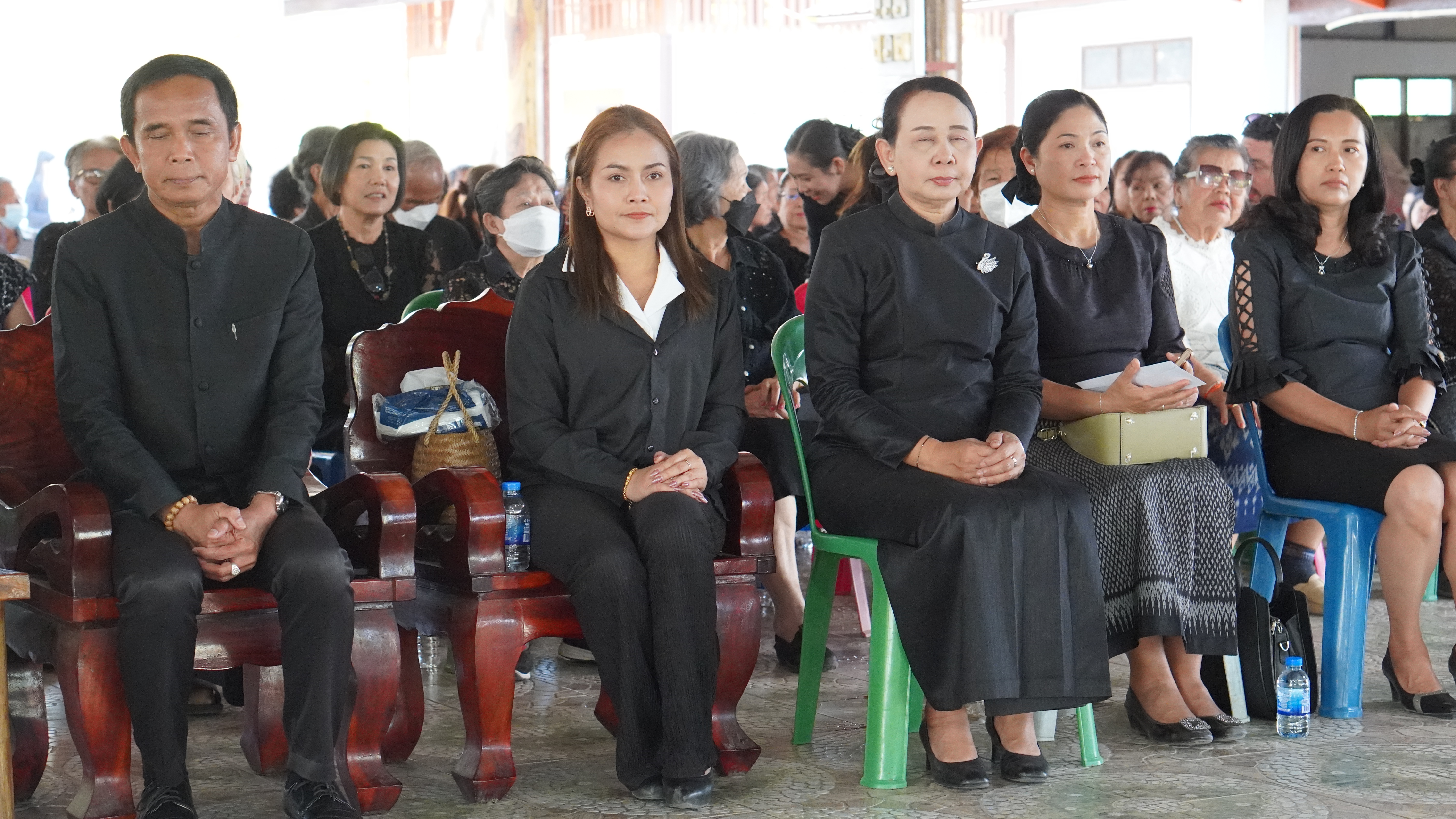 พช.ขอนแก่น : ร่วมพิธีบำเพ็ญกุศลทอดผ้าไตรบังสุกุลในพิธีฌาปนกิจศพ คุณพ่อสมบท มีด้วง บิดาของนางจิรภา เชื้อดวงผุยพัฒนาการจังหวัดขอนแก่น สำนักงานพัฒนาชุมชนจังหวัดขอนแก่น
