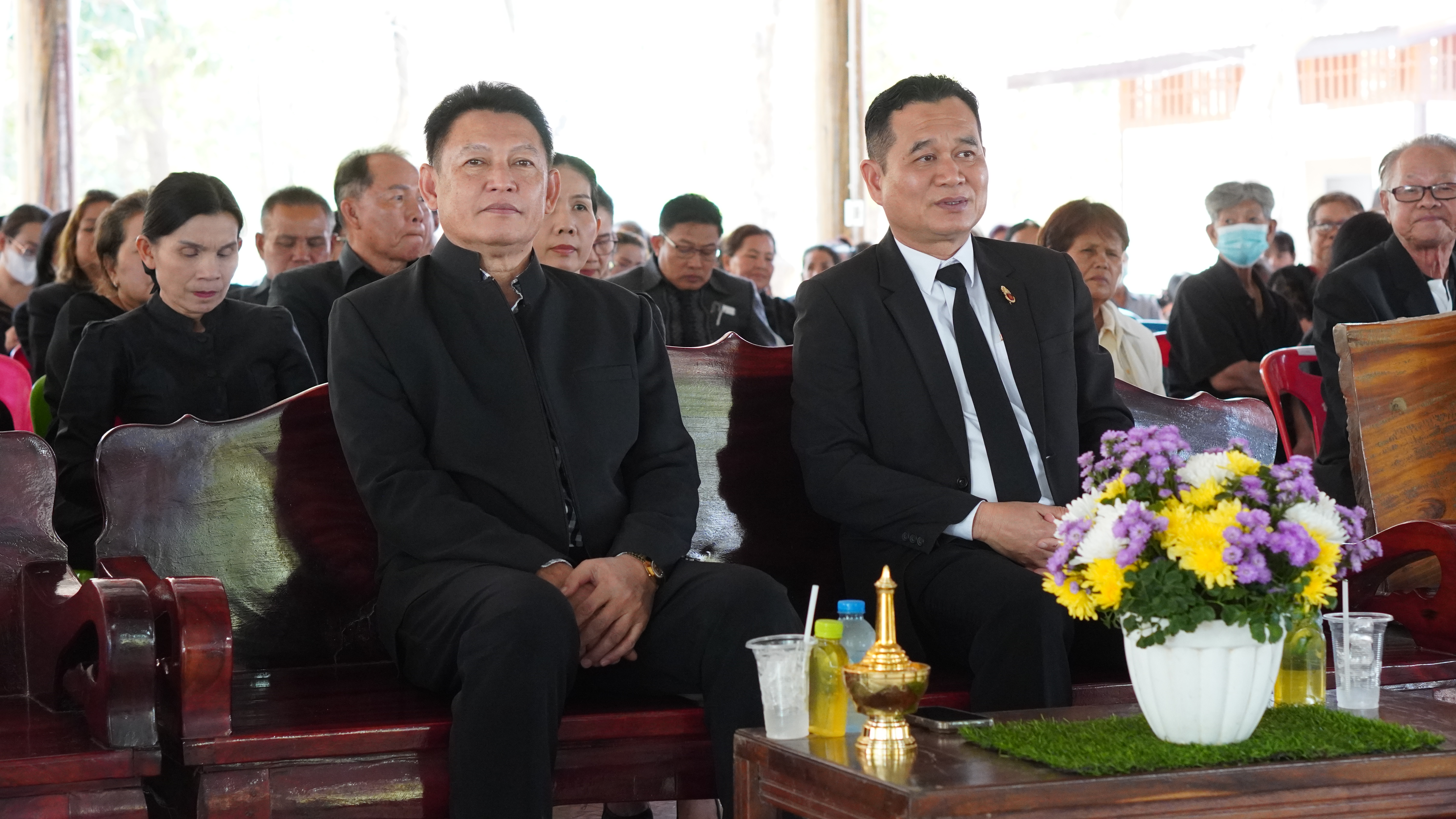 พช.ขอนแก่น : ร่วมพิธีบำเพ็ญกุศลทอดผ้าไตรบังสุกุลในพิธีฌาปนกิจศพ คุณพ่อสมบท มีด้วง บิดาของนางจิรภา เชื้อดวงผุยพัฒนาการจังหวัดขอนแก่น สำนักงานพัฒนาชุมชนจังหวัดขอนแก่น