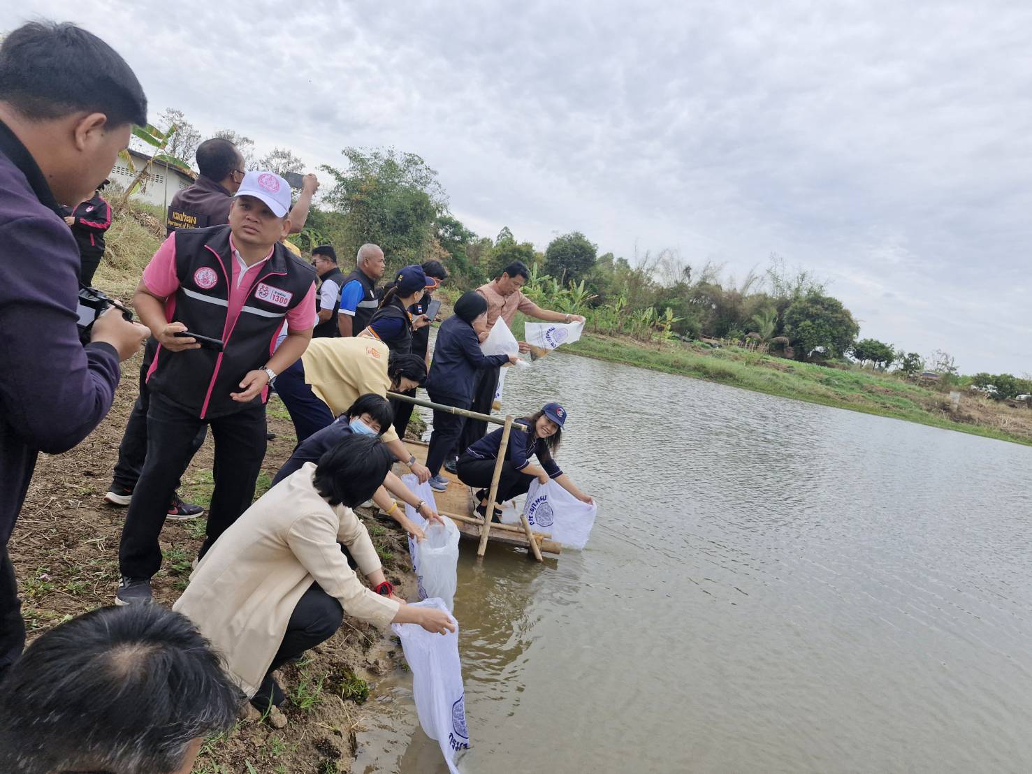 พช.ขอนแก่น : ร่วมพิธีปล่อยพันธุ์ปลา ณ สระน้ำสาธารณะหนองเดิด บ้านหนองแต้ ตำบลบ้านดง อำเภออุบลรัตน์ จังหวัดขอนแก่น