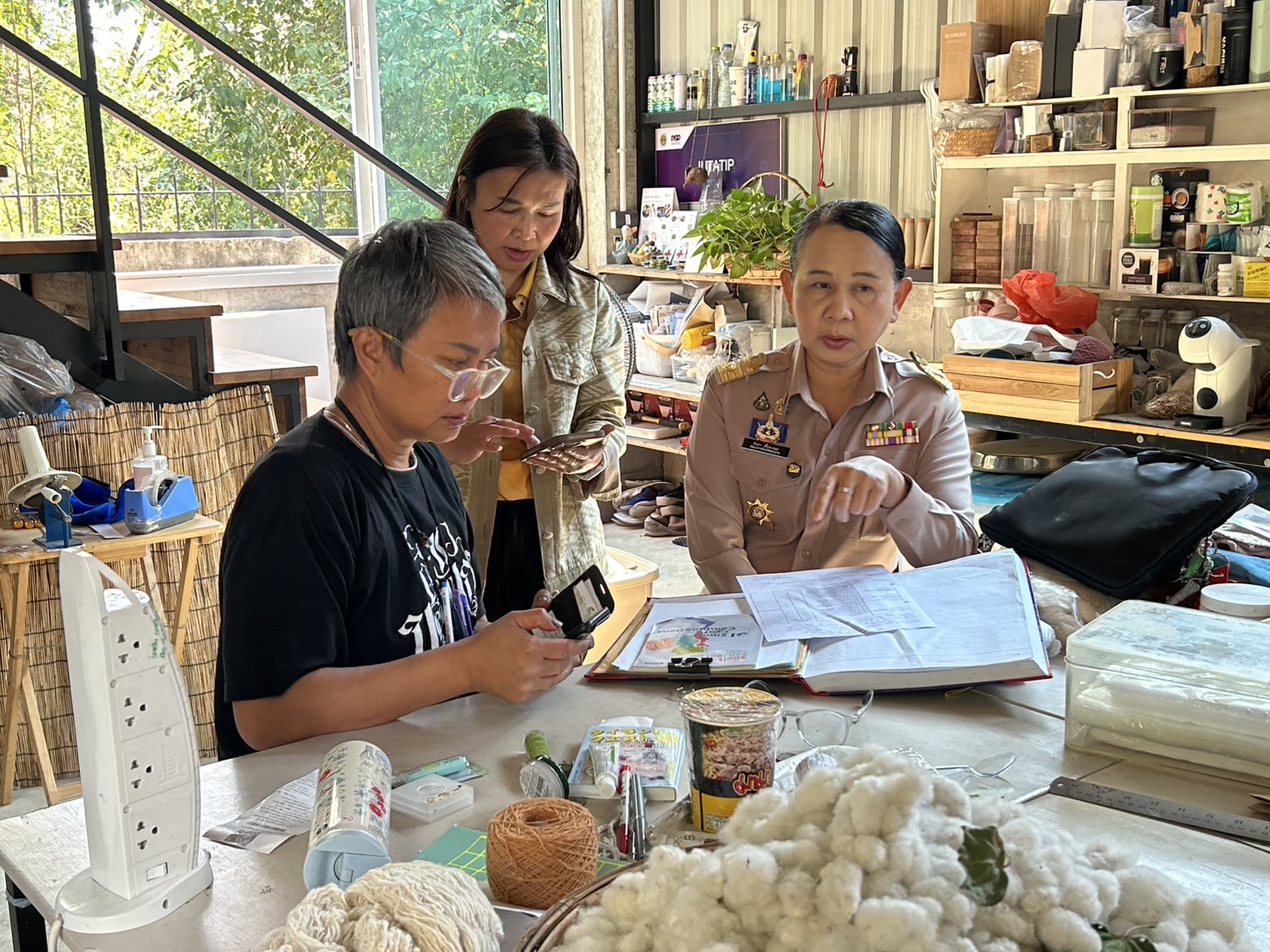 พช.ขอนแก่น : ลงพื้นที่ติดตาม “ศูนย์เรียนรู้การสกัดสีจากพืช การย้อมผ้าด้วยสิธรรมชาติ ณ JUTATIP ชุมชนหัตถกรรมผ้าฝ้ายย้อมสีธรรมชาติ อ.เมืองขอนแก่น จ.ขอนแก่น เพื่อเตรียมความพร้อม ร่วมงานจัดแสดงนิทรรศการและผลงานภูมิปัญญาผ้าไทยและงานหัตถกรรมชุมชน จุดดำเนินการที่ 1 จังหวัดอุดรธานี ในวันที่ 9 ก.พ. 68