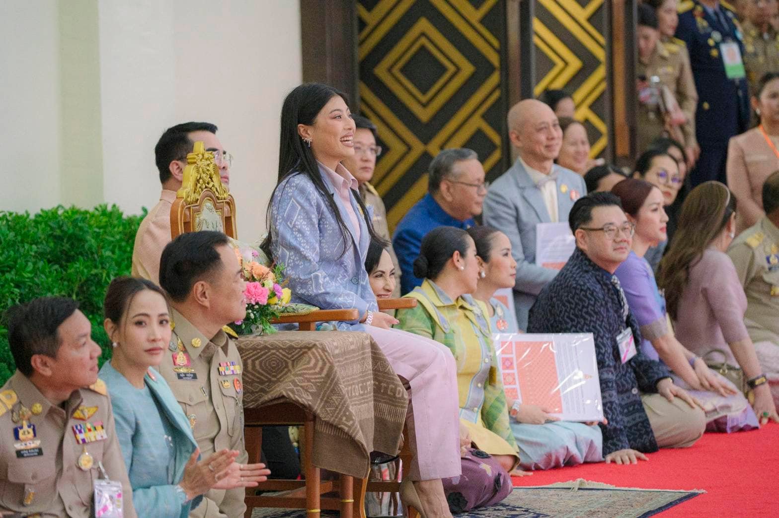 พช.ขอนแก่น : สมเด็จพระเจ้าลูกเธอ เจ้าฟ้าสิริวัณณวรี นารีรัตนราชกัญญา เสด็จไปทอดพระเนตรนิทรรศการ และการจัดแสดงผลงานภูมิปัญญาผ้าไทย และงานหัตถกรรมชุมชน ภาคตะวันออกเฉียงเหนือ และพระราชทานผ้าลายพระราชทาน “ผ้าลายสิริราชพัสตราภรณ์” แก่รองนายกรัฐมนตรีและรมว.มหาดไทย เพื่อเชิญไปมอบแก่ช่างทอผ้าและช่างหัตถกรรมไทย