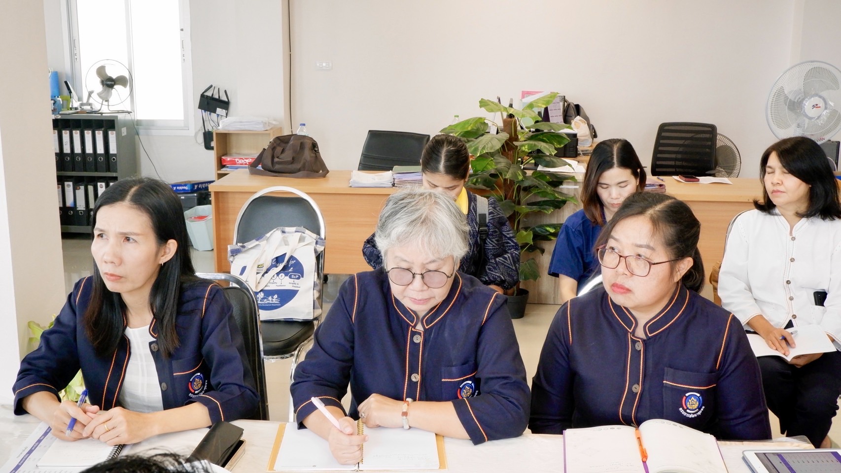 พช.ขอนแก่น : นำทีมลงพื้นที่สนับสนุนการขับเคลื่อนการดำเนินงานพัฒนาชุมชนและศูนย์เรียนรู้ฯ โคก หนอง นา อำเภอหนองเรือ