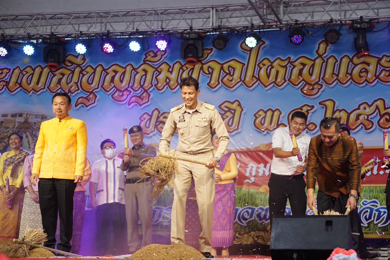 พช.ขอนแก่น : ร่วมพิธีเปิดงานประเพณี “บุญกุ้มข้าวใหญ่ งานกาชาด และการสนับสนุน ศูนย์พักคอยผู้ป่วยยาเสพติด (CI) อำเภอพล” ประจำปี 2568
