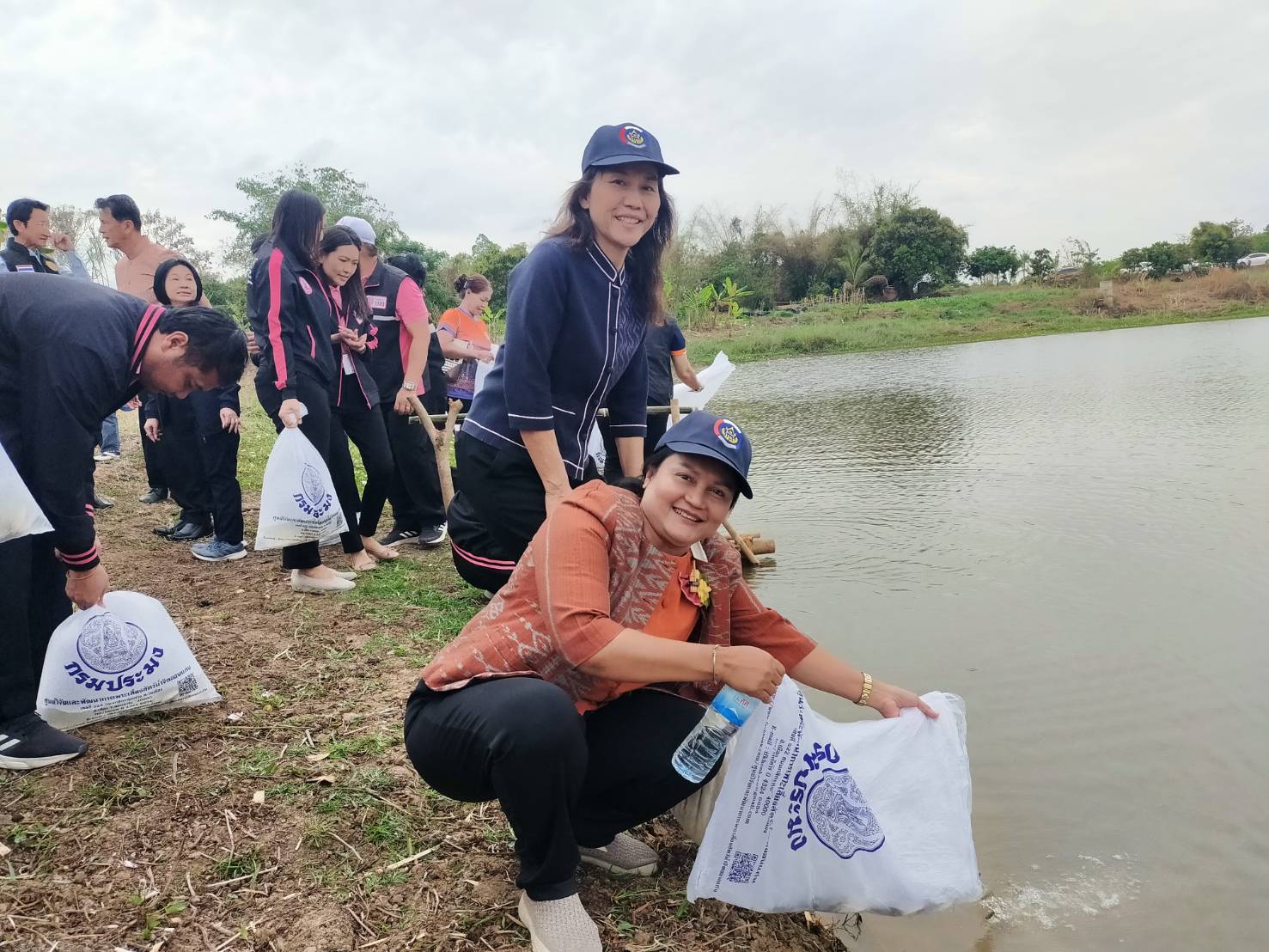 พช.ขอนแก่น : ร่วมพิธีปล่อยพันธุ์ปลา ณ สระน้ำสาธารณะหนองเดิด บ้านหนองแต้ ตำบลบ้านดง อำเภออุบลรัตน์ จังหวัดขอนแก่น