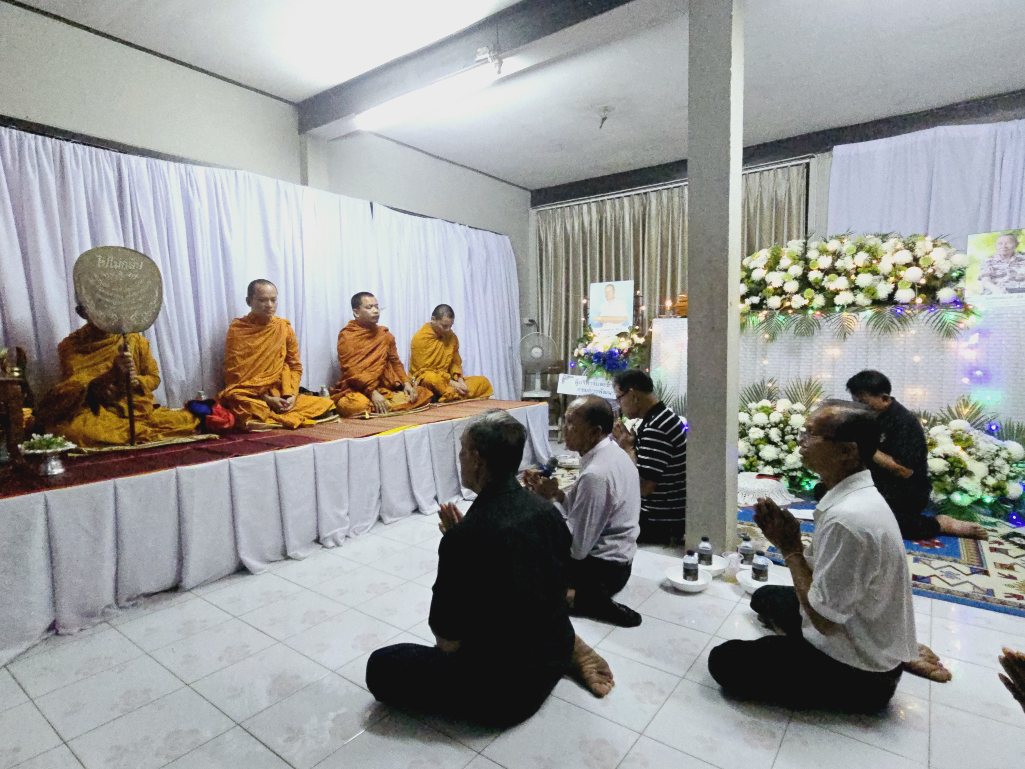 พช.ขอนแก่น : ร่วมเป็นเจ้าภาพฟังสวดพระอภิธรรม คุณพ่อสมบท มีด้วง บิดาของนางจิรภา เชื้อดวงผุยพัฒนาการจังหวัดขอนแก่น สพจ.ขอนแก่น (คืนที่2)