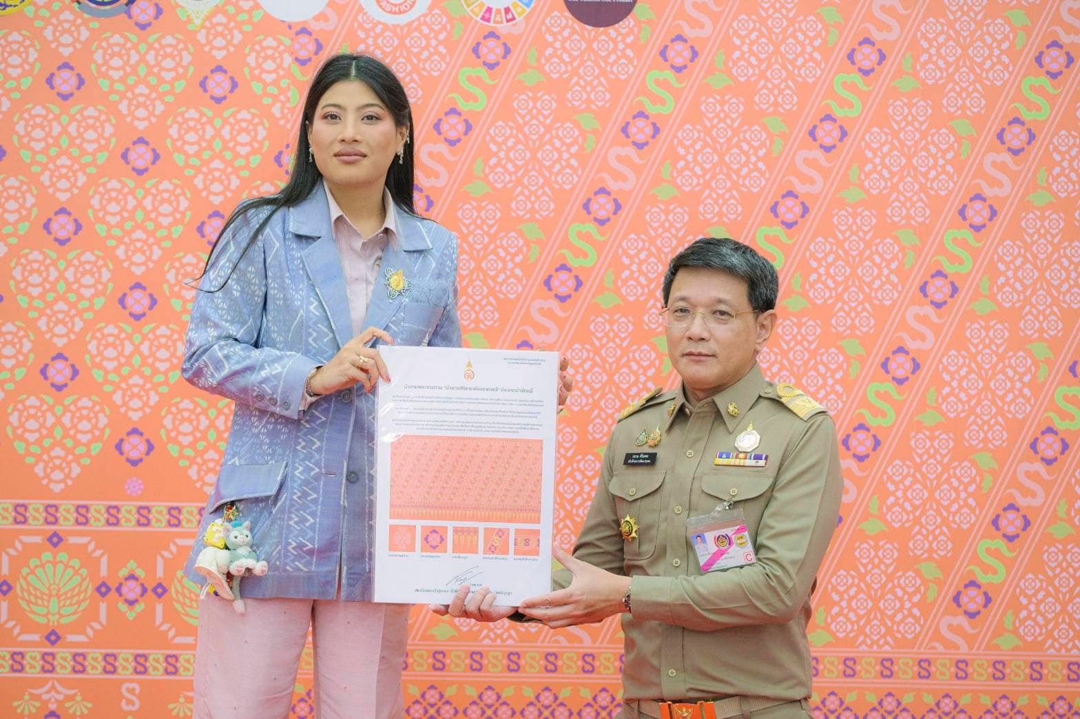 พช.ขอนแก่น : สมเด็จพระเจ้าลูกเธอ เจ้าฟ้าสิริวัณณวรี นารีรัตนราชกัญญา เสด็จไปทอดพระเนตรนิทรรศการ และการจัดแสดงผลงานภูมิปัญญาผ้าไทย และงานหัตถกรรมชุมชน ภาคตะวันออกเฉียงเหนือ และพระราชทานผ้าลายพระราชทาน “ผ้าลายสิริราชพัสตราภรณ์” แก่รองนายกรัฐมนตรีและรมว.มหาดไทย เพื่อเชิญไปมอบแก่ช่างทอผ้าและช่างหัตถกรรมไทย