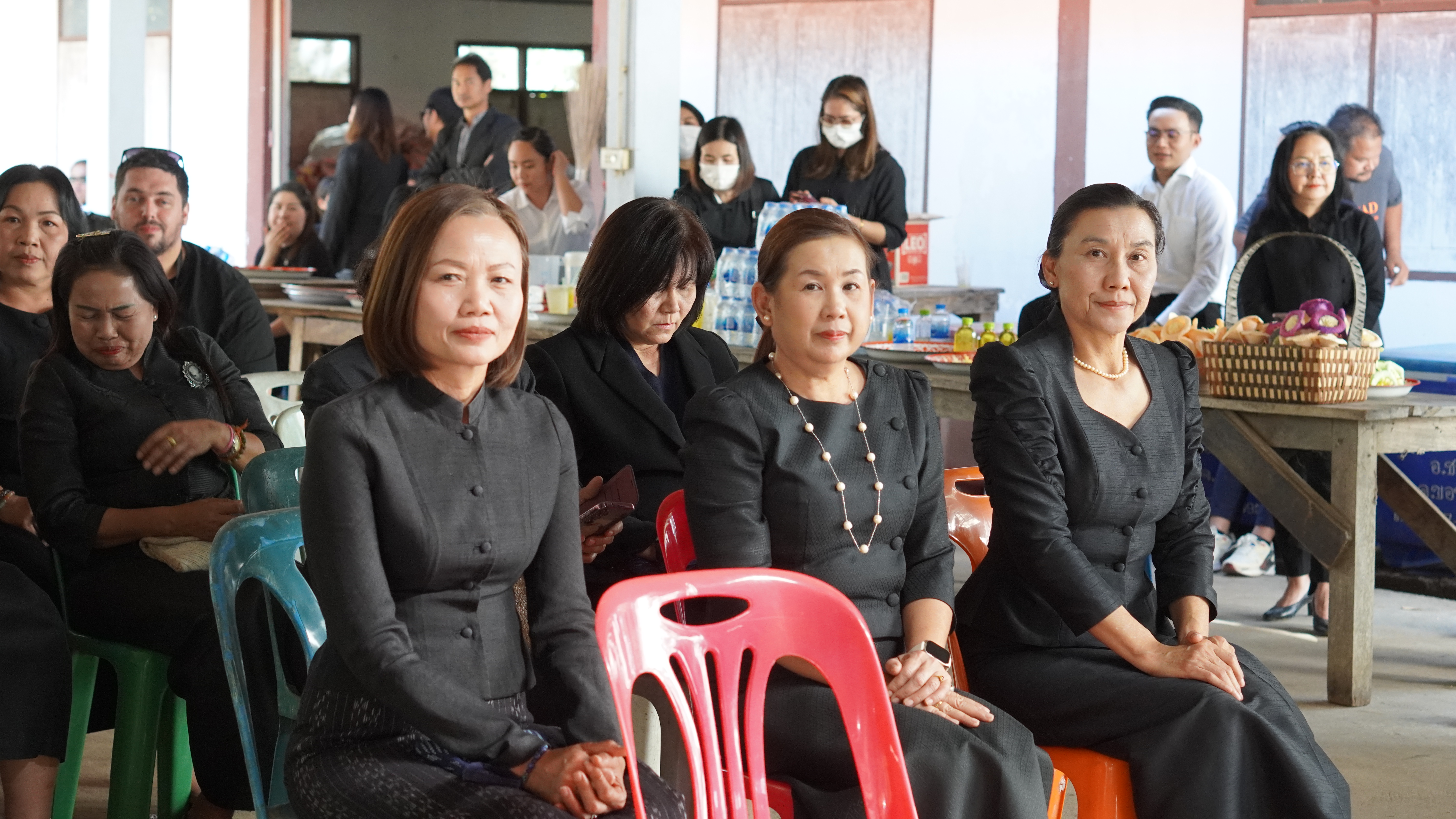 พช.ขอนแก่น : ร่วมพิธีบำเพ็ญกุศลทอดผ้าไตรบังสุกุลในพิธีฌาปนกิจศพ คุณพ่อสมบท มีด้วง บิดาของนางจิรภา เชื้อดวงผุยพัฒนาการจังหวัดขอนแก่น สำนักงานพัฒนาชุมชนจังหวัดขอนแก่น