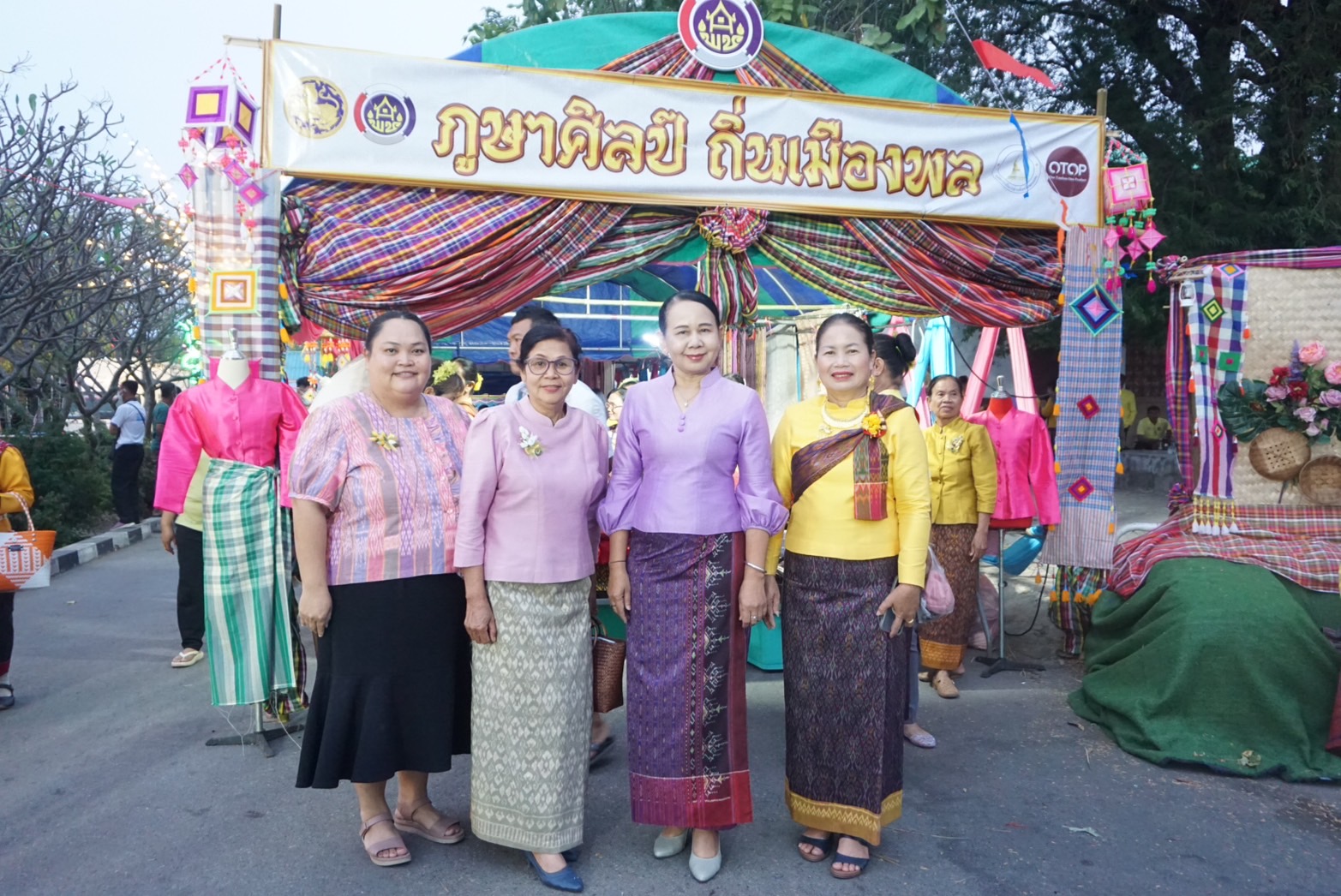 พช.ขอนแก่น : ร่วมพิธีเปิดงานประเพณี “บุญกุ้มข้าวใหญ่ งานกาชาด และการสนับสนุน ศูนย์พักคอยผู้ป่วยยาเสพติด (CI) อำเภอพล” ประจำปี 2568