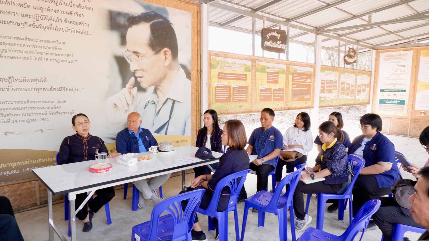 พช.ขอนแก่น : นำทีมลงพื้นที่สนับสนุนการขับเคลื่อนการดำเนินงานพัฒนาชุมชนและศูนย์เรียนรู้ฯ โคก หนอง นา อำเภอหนองเรือ