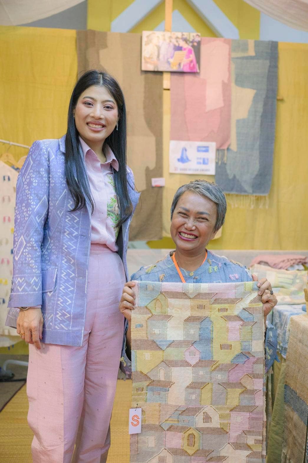 พช.ขอนแก่น : สมเด็จพระเจ้าลูกเธอ เจ้าฟ้าสิริวัณณวรี นารีรัตนราชกัญญา เสด็จไปทอดพระเนตรนิทรรศการ และการจัดแสดงผลงานภูมิปัญญาผ้าไทย และงานหัตถกรรมชุมชน ภาคตะวันออกเฉียงเหนือ และพระราชทานผ้าลายพระราชทาน “ผ้าลายสิริราชพัสตราภรณ์” แก่รองนายกรัฐมนตรีและรมว.มหาดไทย เพื่อเชิญไปมอบแก่ช่างทอผ้าและช่างหัตถกรรมไทย