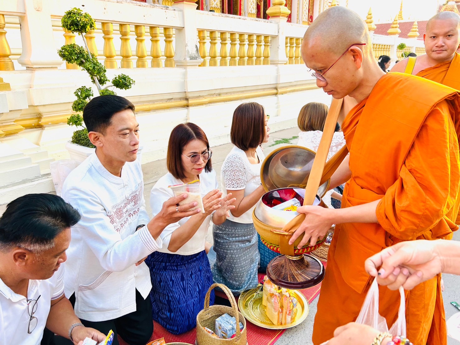 พช.ขอนแก่น : พุทธศาสนิกชนชาวขอนแก่น ร่วมทำบุญตักบาตรเนื่องในวันมาฆบูชา
