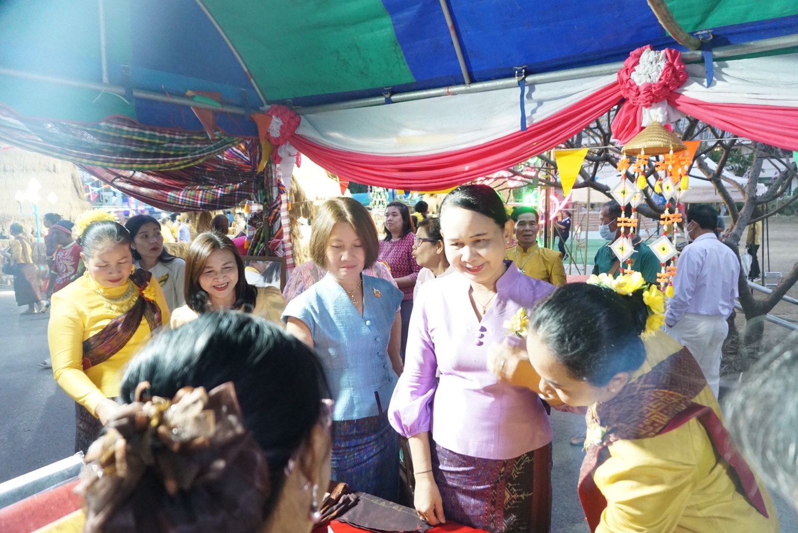 พช.ขอนแก่น : ร่วมพิธีเปิดงานประเพณี “บุญกุ้มข้าวใหญ่ งานกาชาด และการสนับสนุน ศูนย์พักคอยผู้ป่วยยาเสพติด (CI) อำเภอพล” ประจำปี 2568
