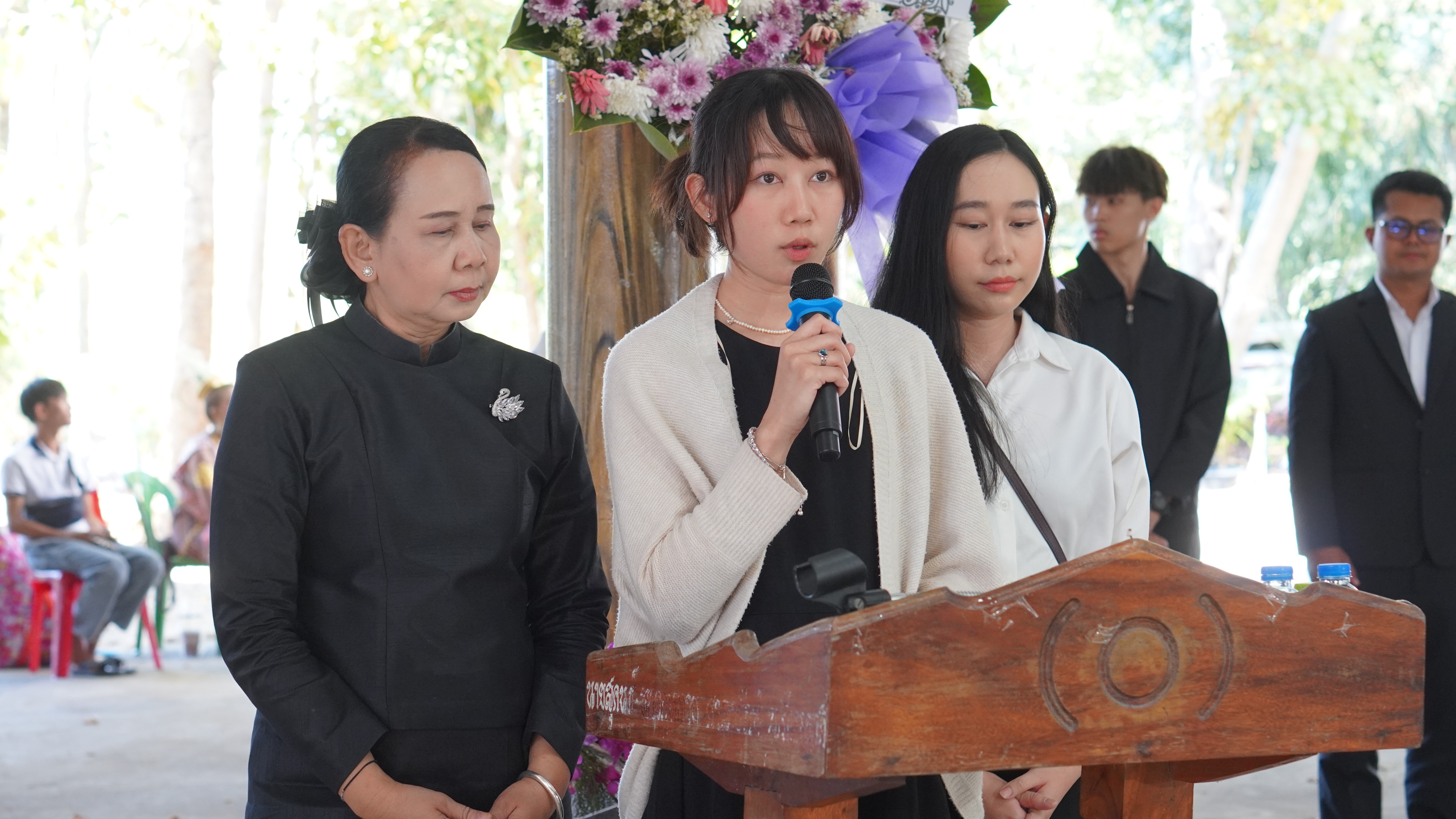 พช.ขอนแก่น : ร่วมพิธีบำเพ็ญกุศลทอดผ้าไตรบังสุกุลในพิธีฌาปนกิจศพ คุณพ่อสมบท มีด้วง บิดาของนางจิรภา เชื้อดวงผุยพัฒนาการจังหวัดขอนแก่น สำนักงานพัฒนาชุมชนจังหวัดขอนแก่น