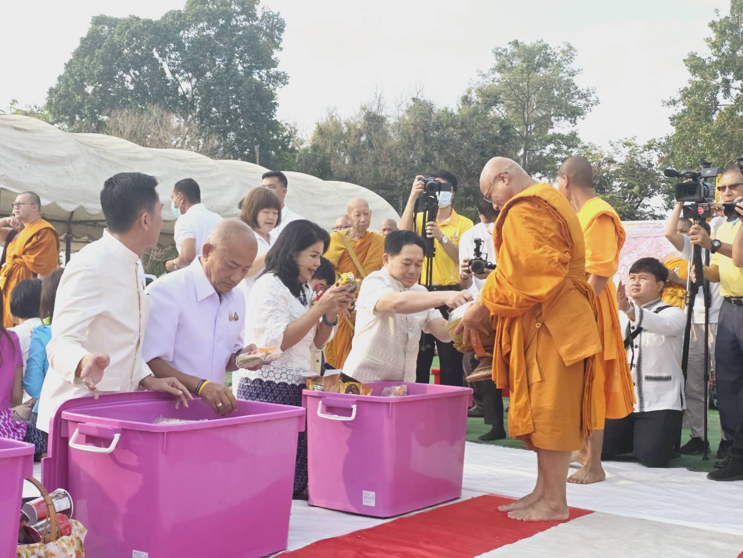 พช.ขอนแก่น : ร่วมทำบุญตักบาตรข้าวสารอาหารแห้ง “บิณฑบาตช่วยผู้ยากไร้” ฉลองครบรอบ 234 ปี เมืองขอนแก่น500 ปี พระพุทธพระลับพระคู่เมือง และเพื่อช่วยเหลือผู้ยากไร้อำเภอเมืองขอนแก่น ตักบาตรพระสงฆ์ 1,234 รูป