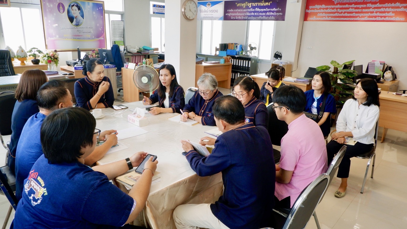 พช.ขอนแก่น : นำทีมลงพื้นที่สนับสนุนการขับเคลื่อนการดำเนินงานพัฒนาชุมชนและศูนย์เรียนรู้ฯ โคก หนอง นา อำเภอหนองเรือ