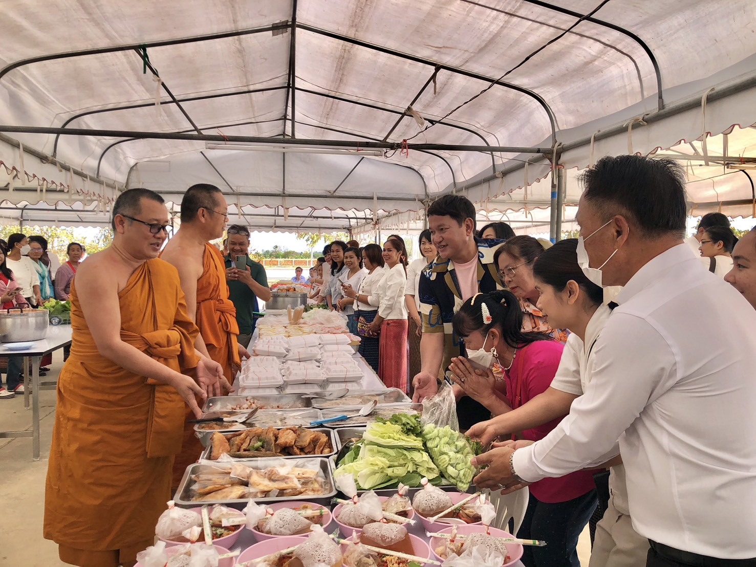 พช.ขอนแก่น : เข้าร่วมเป็นเจ้าภาพถวายภัตาหารเพล เนื่องในการจัดโครงการปฏิบัติธรรมเฉลิมพระเกียรติพระบาทสมเด็จพระปรเมนทรรามาธิบดี ศรีสินทรมหาวชิราลงกร พระวชิรเกล้าเจ้าอยู่หัว จังหวัดขอนแก่น ประจำปี พ.ศ.2568 ในระหว่างวันที่ 7 – 11 กุมภาพันธ์ 2568 ณ พุทธมณฑลอีสาน จังหวัดขอนแก่น