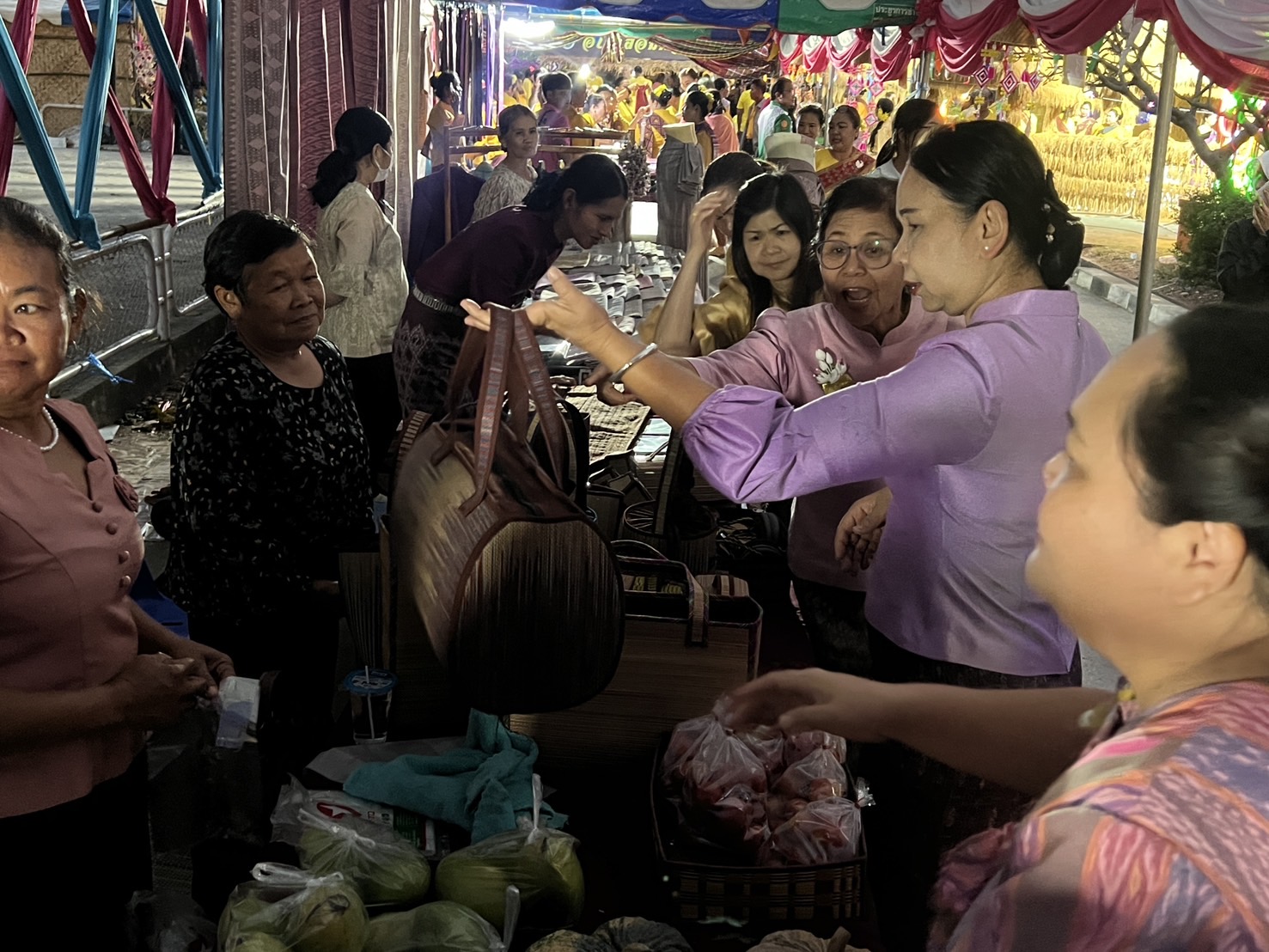 พช.ขอนแก่น : ร่วมพิธีเปิดงานประเพณี “บุญกุ้มข้าวใหญ่ งานกาชาด และการสนับสนุน ศูนย์พักคอยผู้ป่วยยาเสพติด (CI) อำเภอพล” ประจำปี 2568