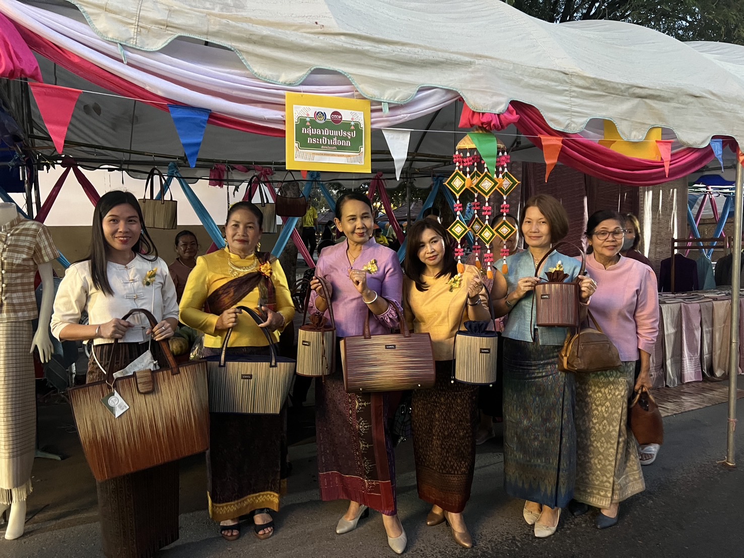 พช.ขอนแก่น : ร่วมพิธีเปิดงานประเพณี “บุญกุ้มข้าวใหญ่ งานกาชาด และการสนับสนุน ศูนย์พักคอยผู้ป่วยยาเสพติด (CI) อำเภอพล” ประจำปี 2568