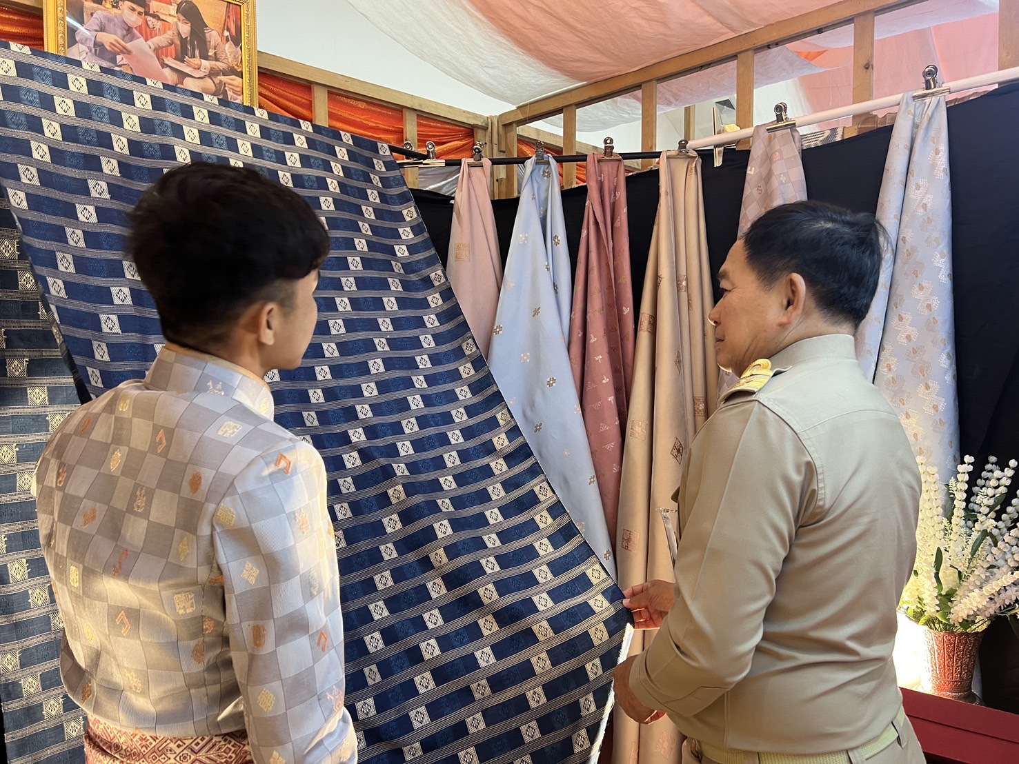 พช.ขอนแก่น : สมเด็จพระเจ้าลูกเธอ เจ้าฟ้าสิริวัณณวรี นารีรัตนราชกัญญา เสด็จไปทอดพระเนตรนิทรรศการ และการจัดแสดงผลงานภูมิปัญญาผ้าไทย และงานหัตถกรรมชุมชน ภาคตะวันออกเฉียงเหนือ และพระราชทานผ้าลายพระราชทาน “ผ้าลายสิริราชพัสตราภรณ์” แก่รองนายกรัฐมนตรีและรมว.มหาดไทย เพื่อเชิญไปมอบแก่ช่างทอผ้าและช่างหัตถกรรมไทย