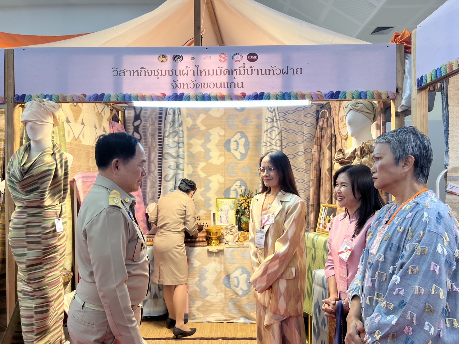 พช.ขอนแก่น : สมเด็จพระเจ้าลูกเธอ เจ้าฟ้าสิริวัณณวรี นารีรัตนราชกัญญา เสด็จไปทอดพระเนตรนิทรรศการ และการจัดแสดงผลงานภูมิปัญญาผ้าไทย และงานหัตถกรรมชุมชน ภาคตะวันออกเฉียงเหนือ และพระราชทานผ้าลายพระราชทาน “ผ้าลายสิริราชพัสตราภรณ์” แก่รองนายกรัฐมนตรีและรมว.มหาดไทย เพื่อเชิญไปมอบแก่ช่างทอผ้าและช่างหัตถกรรมไทย