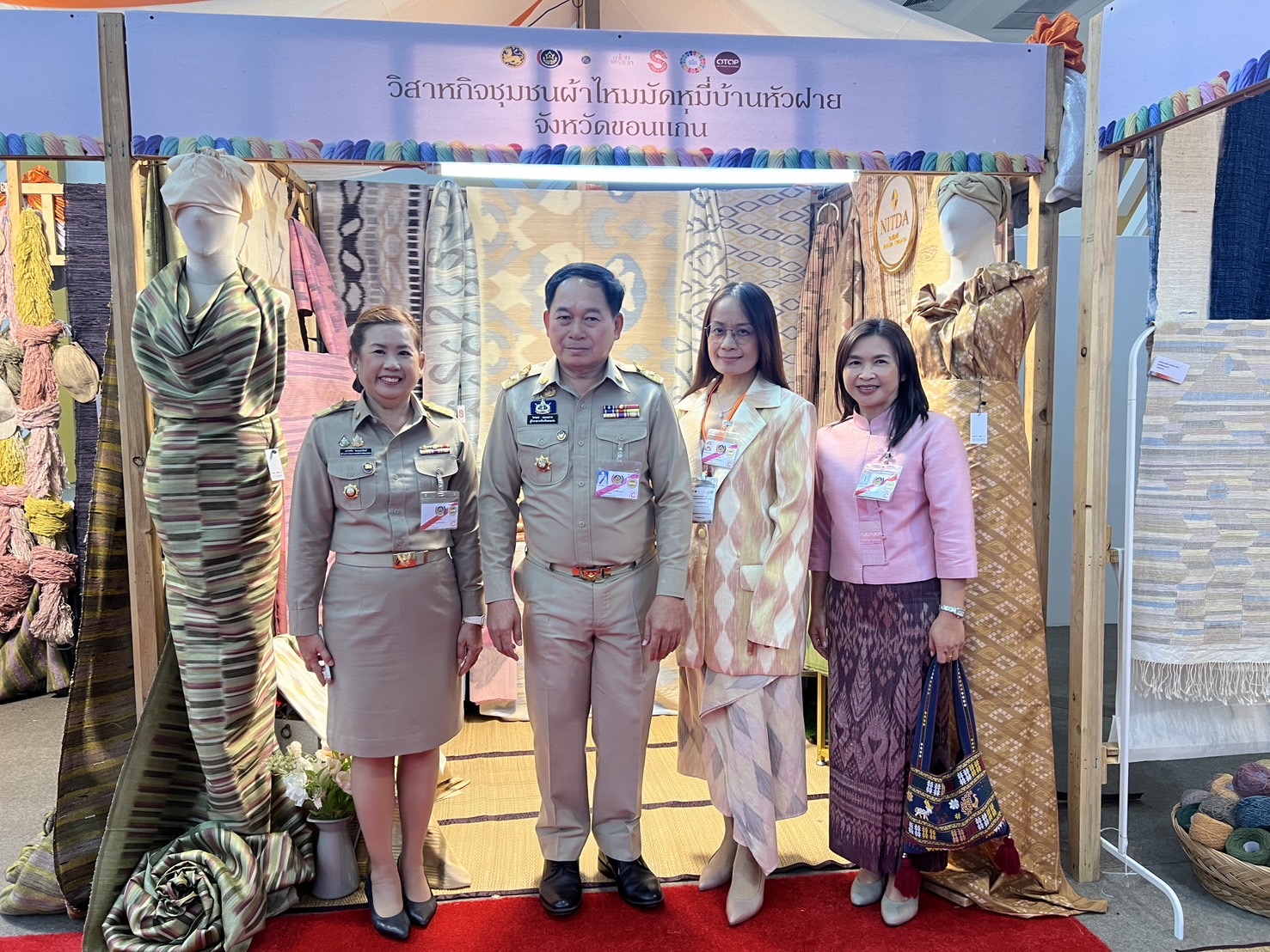 พช.ขอนแก่น : สมเด็จพระเจ้าลูกเธอ เจ้าฟ้าสิริวัณณวรี นารีรัตนราชกัญญา เสด็จไปทอดพระเนตรนิทรรศการ และการจัดแสดงผลงานภูมิปัญญาผ้าไทย และงานหัตถกรรมชุมชน ภาคตะวันออกเฉียงเหนือ และพระราชทานผ้าลายพระราชทาน “ผ้าลายสิริราชพัสตราภรณ์” แก่รองนายกรัฐมนตรีและรมว.มหาดไทย เพื่อเชิญไปมอบแก่ช่างทอผ้าและช่างหัตถกรรมไทย