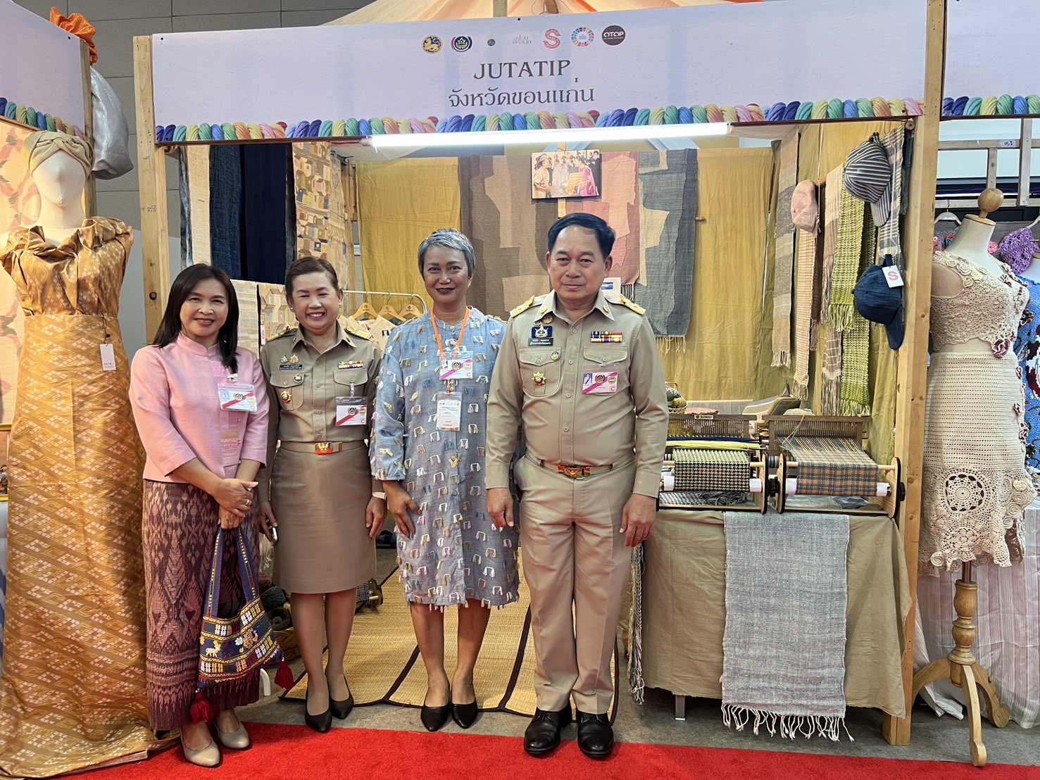 พช.ขอนแก่น : สมเด็จพระเจ้าลูกเธอ เจ้าฟ้าสิริวัณณวรี นารีรัตนราชกัญญา เสด็จไปทอดพระเนตรนิทรรศการ และการจัดแสดงผลงานภูมิปัญญาผ้าไทย และงานหัตถกรรมชุมชน ภาคตะวันออกเฉียงเหนือ และพระราชทานผ้าลายพระราชทาน “ผ้าลายสิริราชพัสตราภรณ์” แก่รองนายกรัฐมนตรีและรมว.มหาดไทย เพื่อเชิญไปมอบแก่ช่างทอผ้าและช่างหัตถกรรมไทย