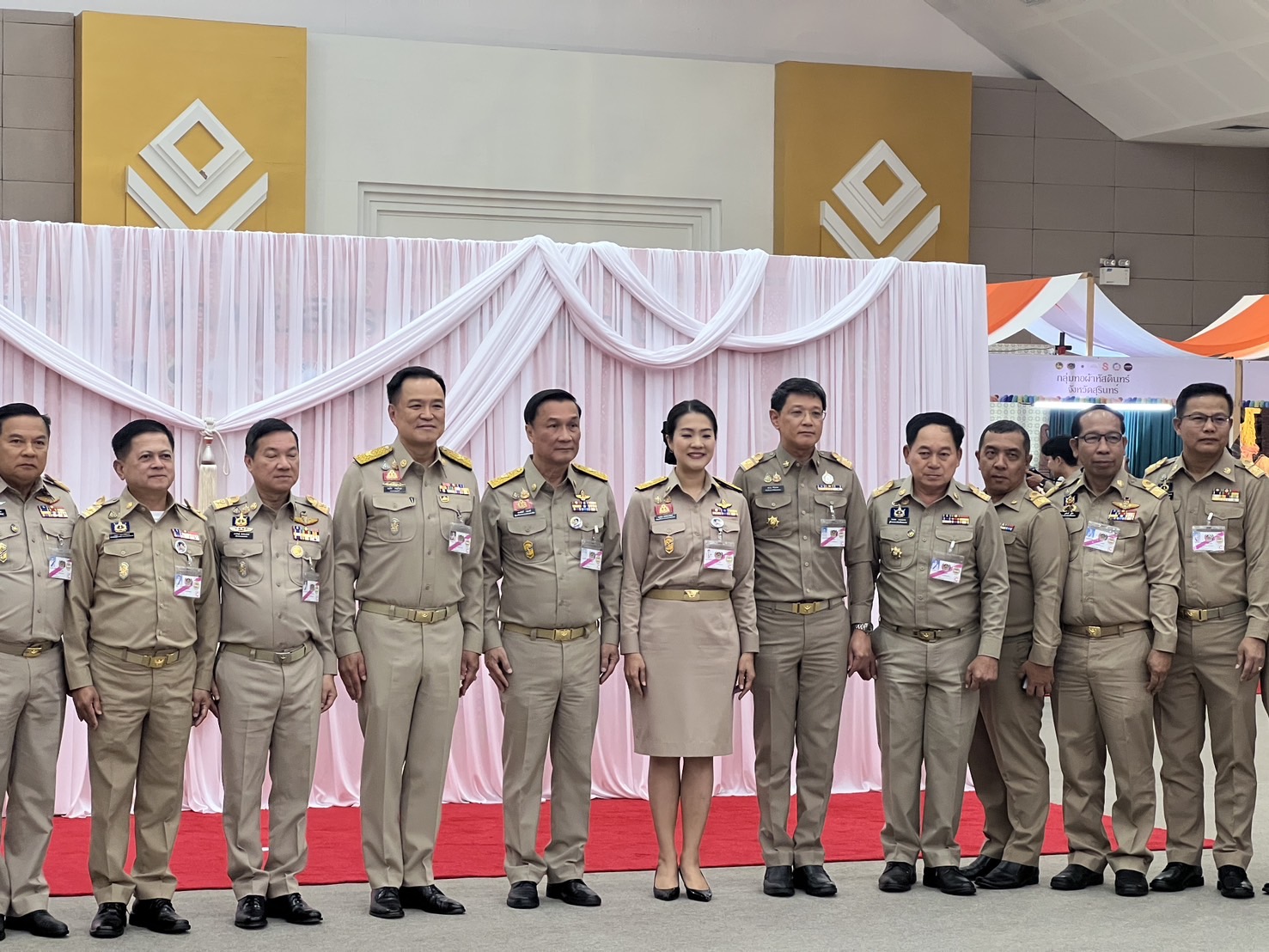 พช.ขอนแก่น : สมเด็จพระเจ้าลูกเธอ เจ้าฟ้าสิริวัณณวรี นารีรัตนราชกัญญา เสด็จไปทอดพระเนตรนิทรรศการ และการจัดแสดงผลงานภูมิปัญญาผ้าไทย และงานหัตถกรรมชุมชน ภาคตะวันออกเฉียงเหนือ และพระราชทานผ้าลายพระราชทาน “ผ้าลายสิริราชพัสตราภรณ์” แก่รองนายกรัฐมนตรีและรมว.มหาดไทย เพื่อเชิญไปมอบแก่ช่างทอผ้าและช่างหัตถกรรมไทย