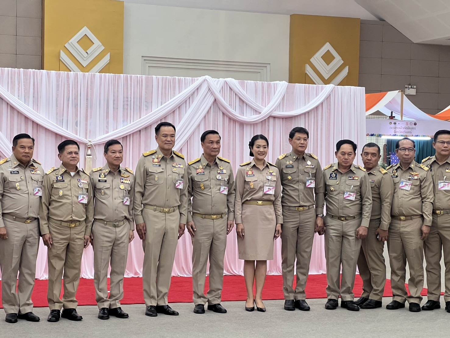 พช.ขอนแก่น : สมเด็จพระเจ้าลูกเธอ เจ้าฟ้าสิริวัณณวรี นารีรัตนราชกัญญา เสด็จไปทอดพระเนตรนิทรรศการ และการจัดแสดงผลงานภูมิปัญญาผ้าไทย และงานหัตถกรรมชุมชน ภาคตะวันออกเฉียงเหนือ และพระราชทานผ้าลายพระราชทาน “ผ้าลายสิริราชพัสตราภรณ์” แก่รองนายกรัฐมนตรีและรมว.มหาดไทย เพื่อเชิญไปมอบแก่ช่างทอผ้าและช่างหัตถกรรมไทย