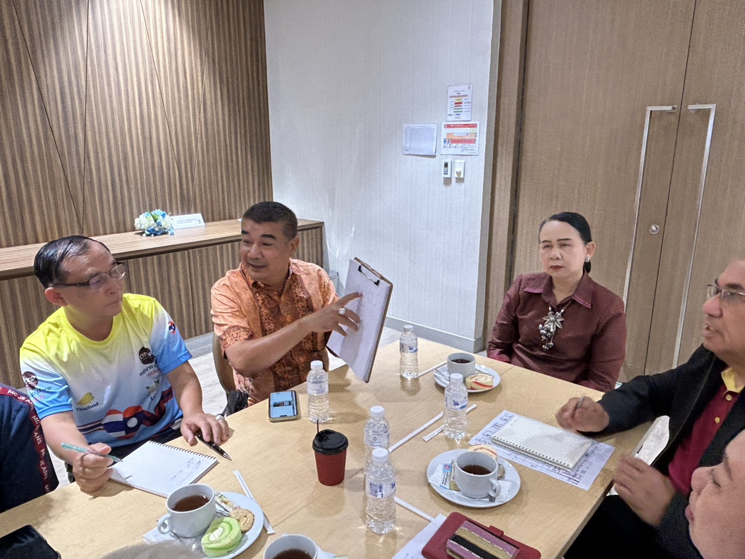 พช.ขอนแก่น : ร่วมประชุมเตรียมความพร้อมการจัดงานมหกรรมการแสดงและจำหน่ายสินค้า “ของดีชายแดนใต้ & OTOP ทั่วไทย ร่วมใจสู่เมืองหมอแคน”ประจำปี 2568