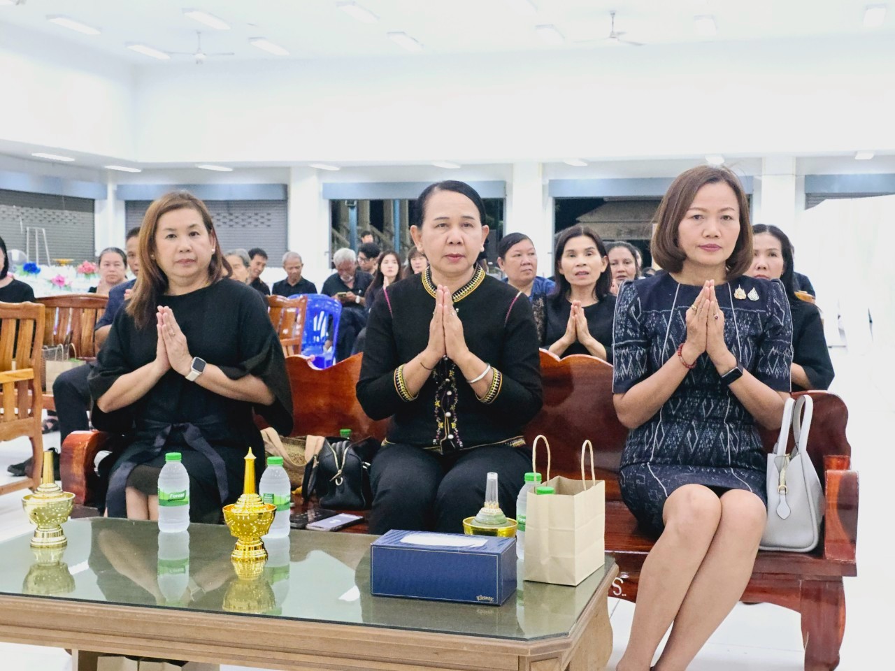 พช.ขอนแก่น : ร่วมเป็นเจ้าภาพฟังสวดพระอภิธรรม ร้อยตำรวจเอกสมศักดิ์ สุขสนิท บิดาของ นางสาวกมลรัตน์ สุขสนิท พัฒนาการอำเภอชนบท สำนักงานพัฒนาชุมชนอำเภอชนบท