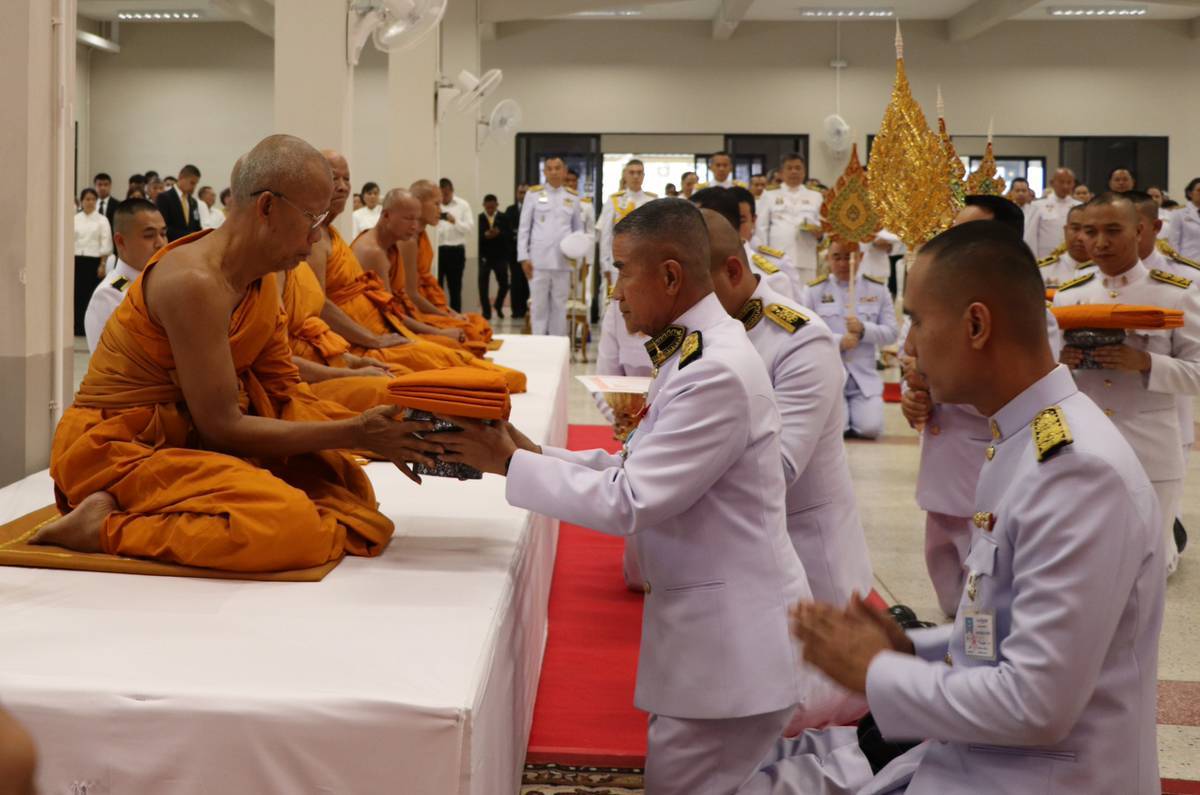 จังหวัดขอนแก่น : พระบาทสมเด็จพระเจ้าอยู่หัว ทรงพระกรุณาโปรดเกล้าโปรดกระหม่อมให้ พลเอก เฉลิมชัย สิทธิสาท องคมนตรี เป็นผู้เชิญสัญญาบัตร พัดยศ และผ้าไตร ไปถวายแต่คณะสงฆ์ ณ วัดศรีจันทร์ อำเภอเมืองขอนแก่น จังหวัดขอนแก่น
