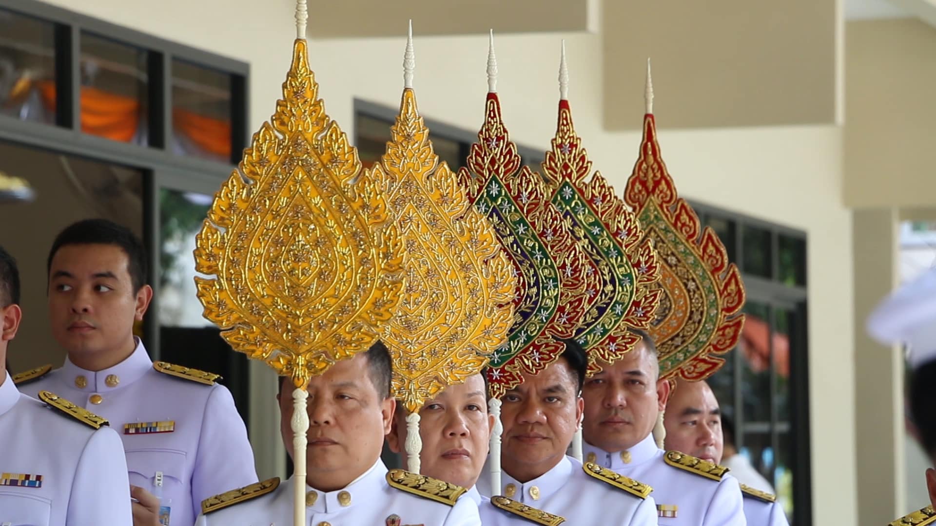 จังหวัดขอนแก่น : พระบาทสมเด็จพระเจ้าอยู่หัว ทรงพระกรุณาโปรดเกล้าโปรดกระหม่อมให้ พลเอก เฉลิมชัย สิทธิสาท องคมนตรี เป็นผู้เชิญสัญญาบัตร พัดยศ และผ้าไตร ไปถวายแต่คณะสงฆ์ ณ วัดศรีจันทร์ อำเภอเมืองขอนแก่น จังหวัดขอนแก่น