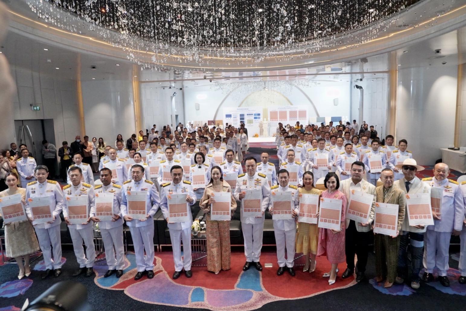 จังหวัดขอนแก่น : ร่วมพิธีมอบลายผ้าพระราชทาน “ผ้าลายสิริราชพัสตราภรณ์”