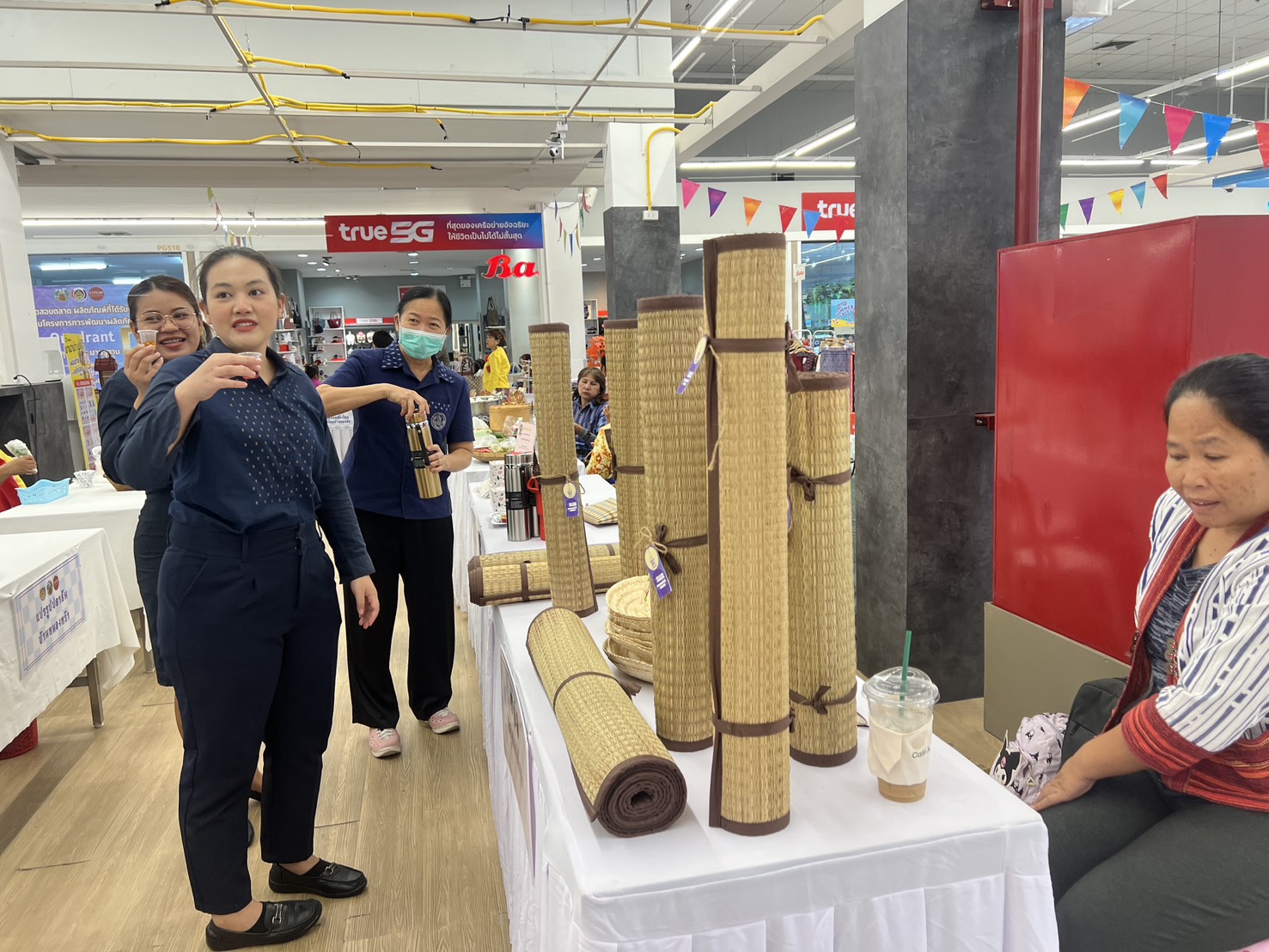 พช.ขอนแก่น : จัดกิจกรรมทดสอบตลาด ผลิตภัณฑ์ที่ได้รับการพัฒนา ตามโครงการพัฒนาผลิตภัณฑ์ Quadrant ให้มีมาตรฐาน D ณ ลานโปรโมชั่น ห้างสรรพสินค้าโลตัส สาขาประตูน้ำขอนแก่น (วันที่2)