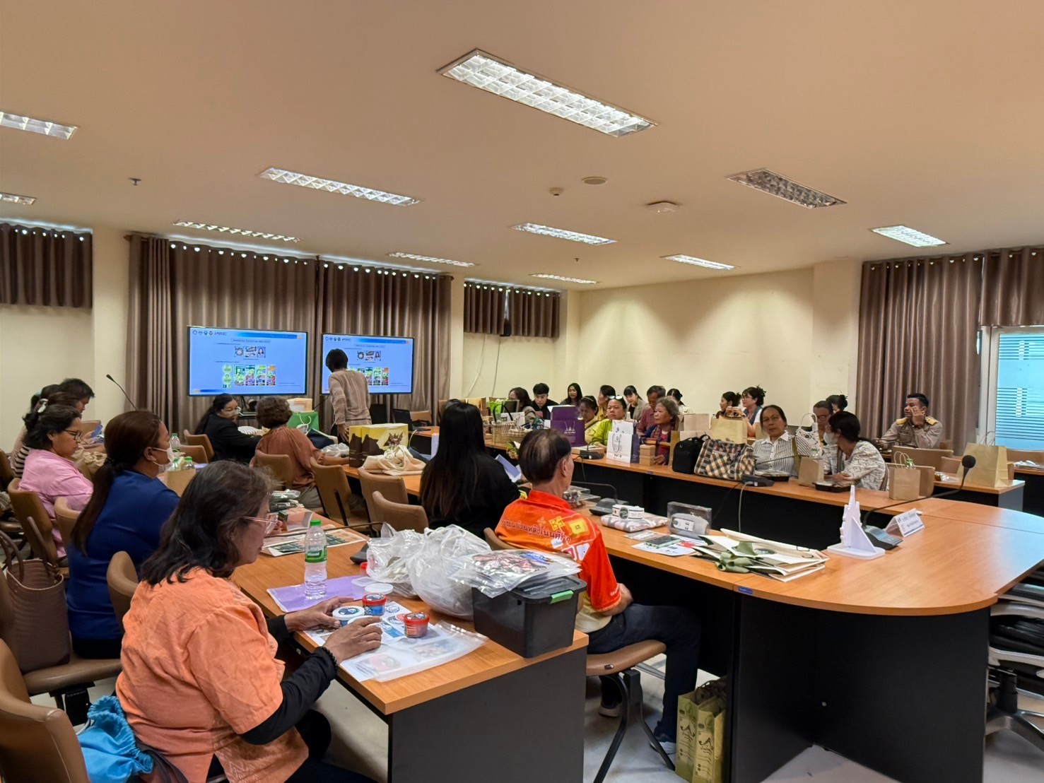 พช.ขอนแก่น : จัดกิจกรรมการแลกเปลี่ยนเรียนรู้และนำเสนอต้นแบบ ภายใต้โครงการพัฒนาผลิตภัณฑ์ OTOP กลุ่มปรับตัวสู่การพัฒนา (Quadrant D) ให้มีคุณภาพมาตรฐาน ประจำปีงบประมาณ 2568